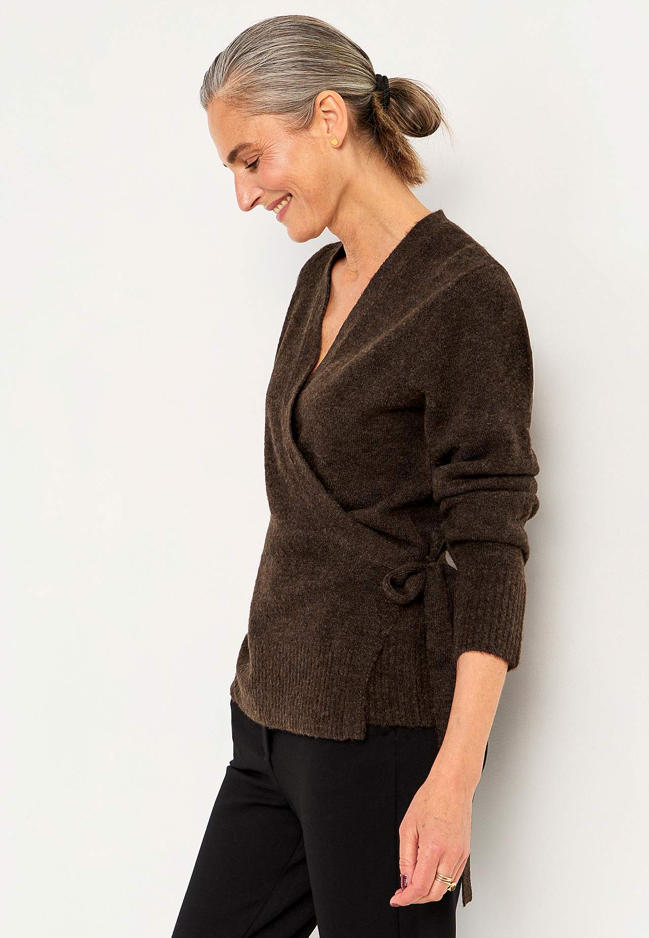 Stickad cardigan med omlottdesign