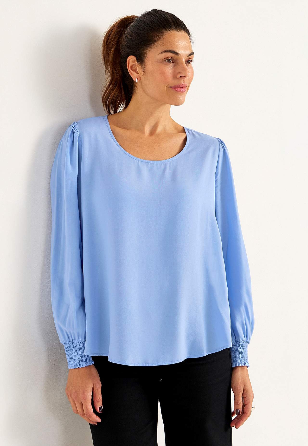 Blus med smock i ärmsluten