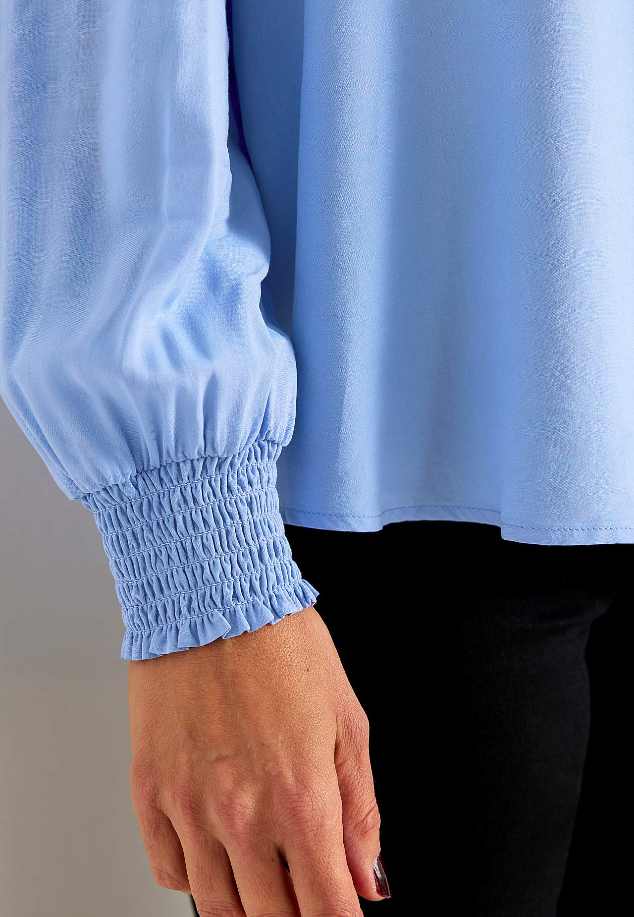 Blus med smock i ärmsluten