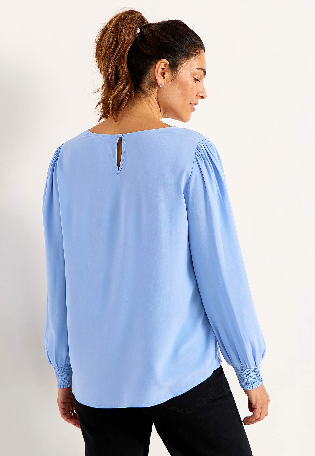 Blus med smock i ärmsluten