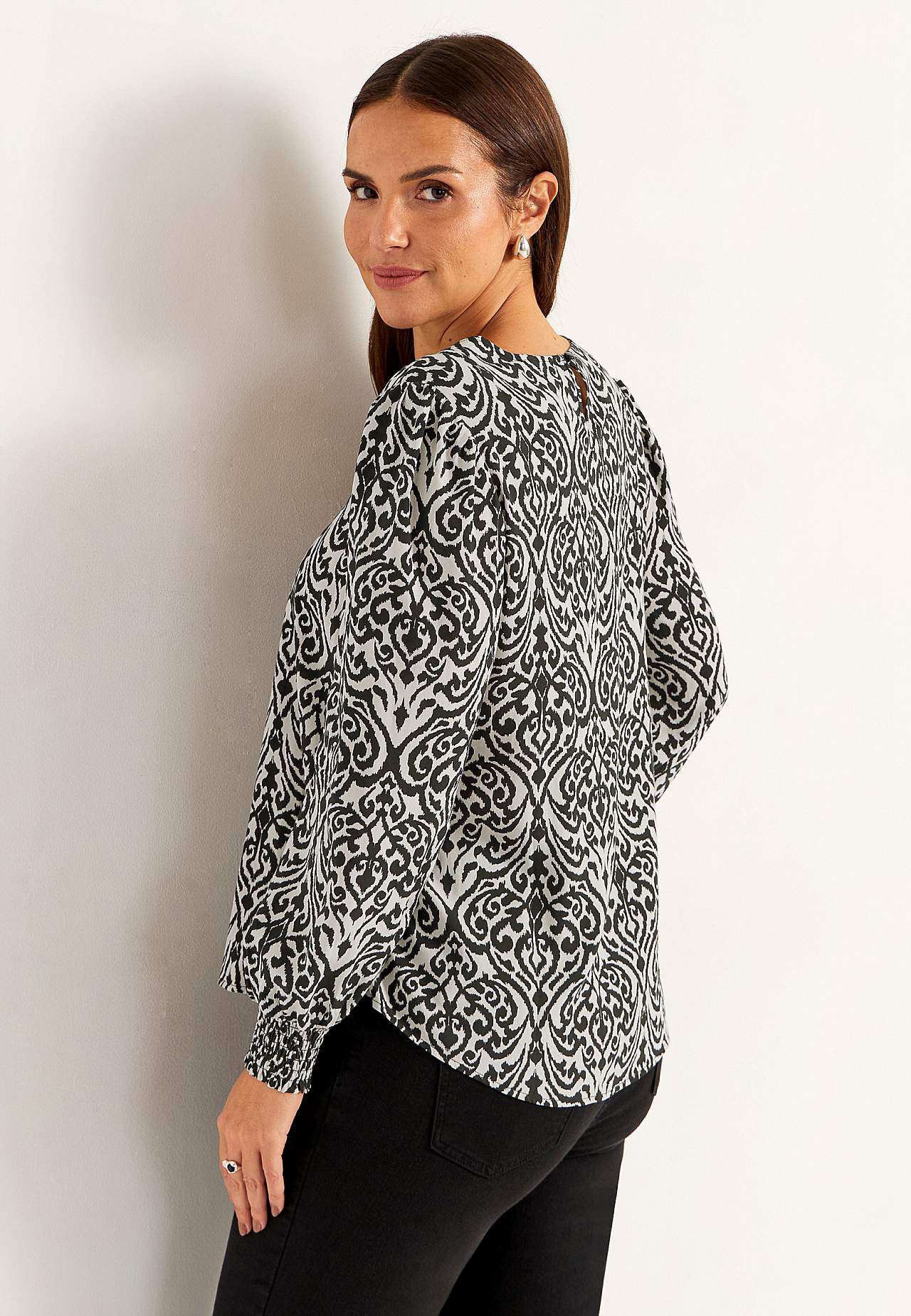 Blus med smock i ärmsluten