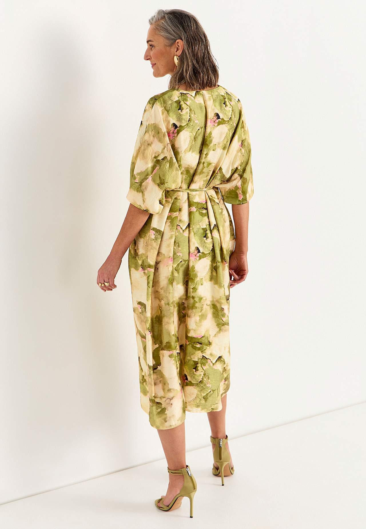 Luftig, multifunktionell kimonoklänning