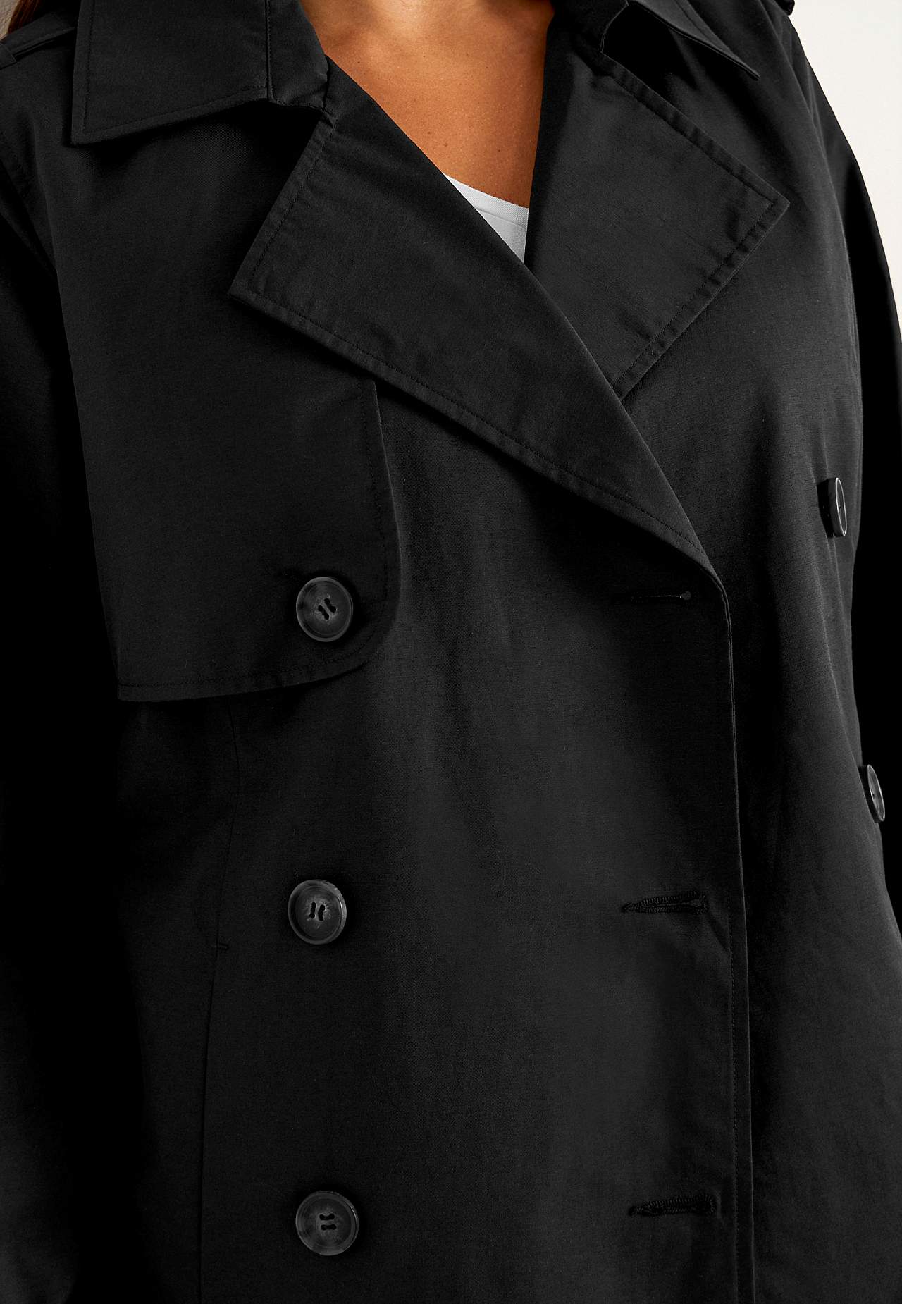 Dubbelknäppt, kort trenchcoat