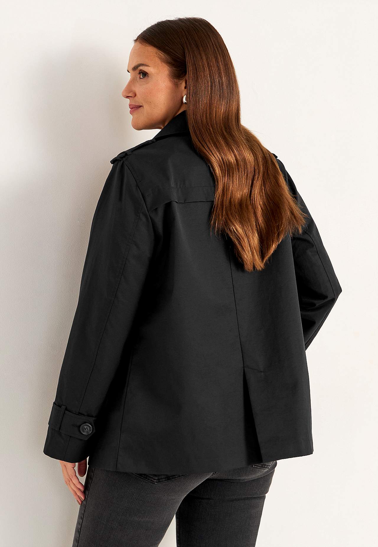 Dubbelknäppt, kort trenchcoat