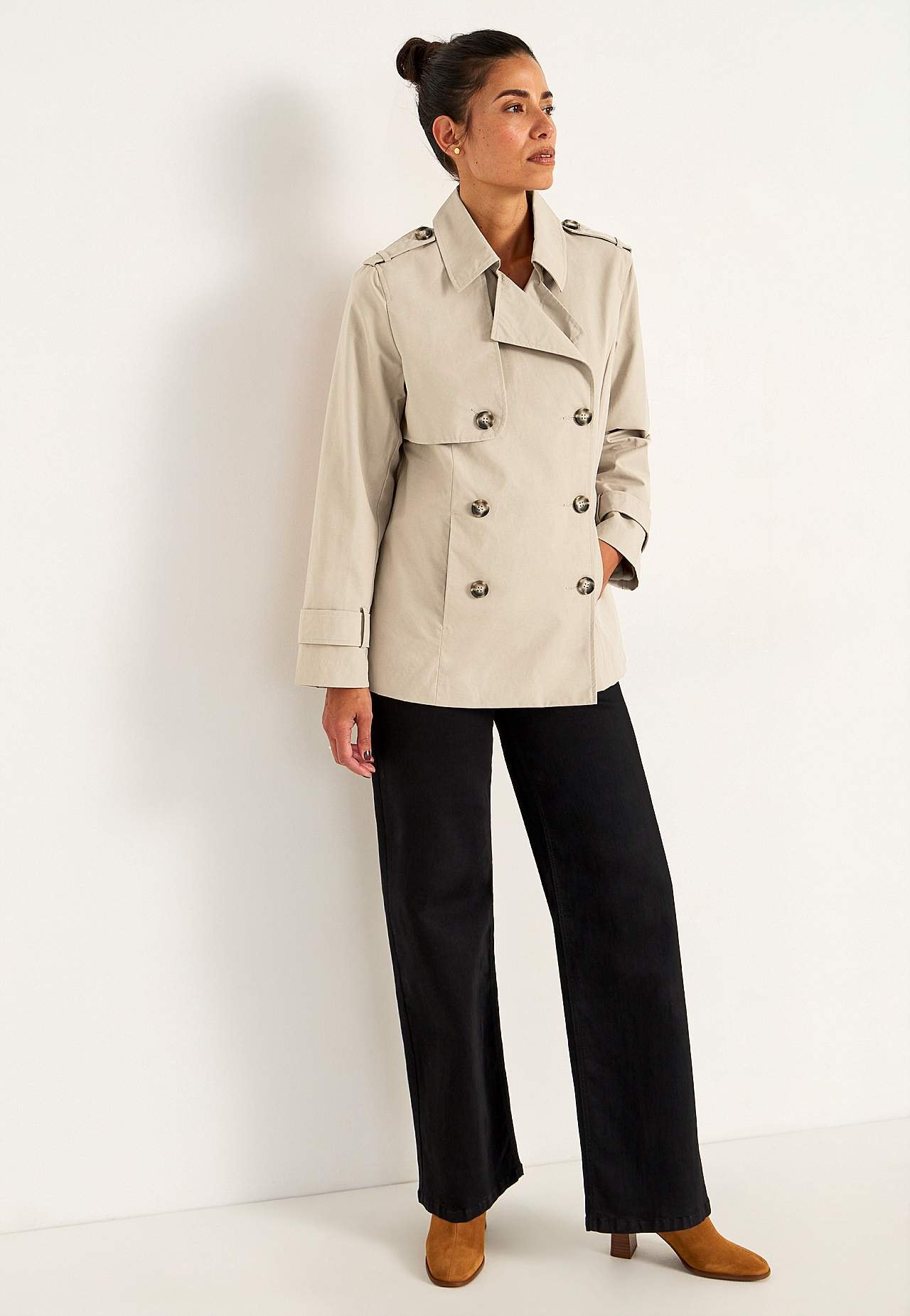 Dubbelknäppt, kort trenchcoat