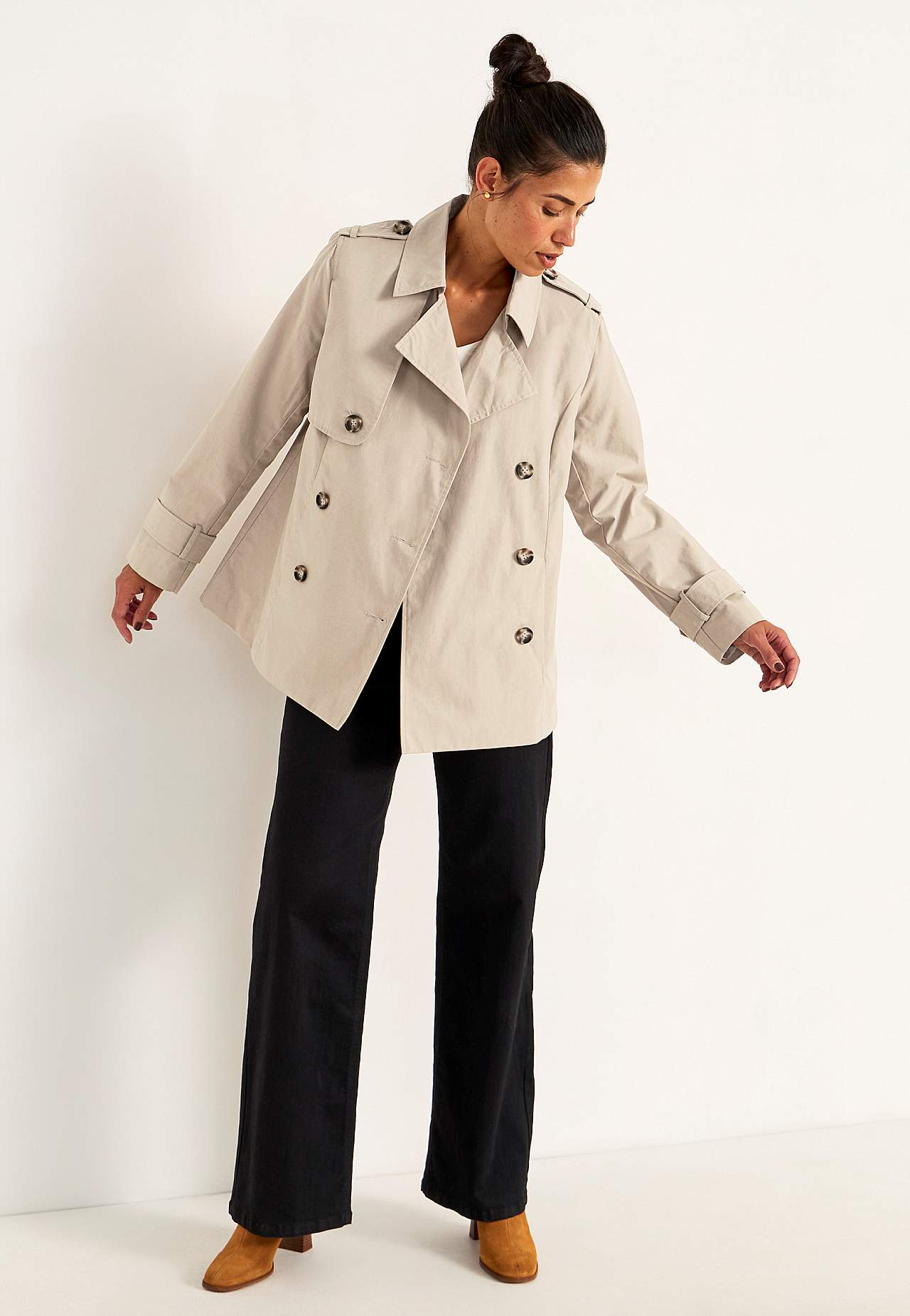 Dubbelknäppt, kort trenchcoat