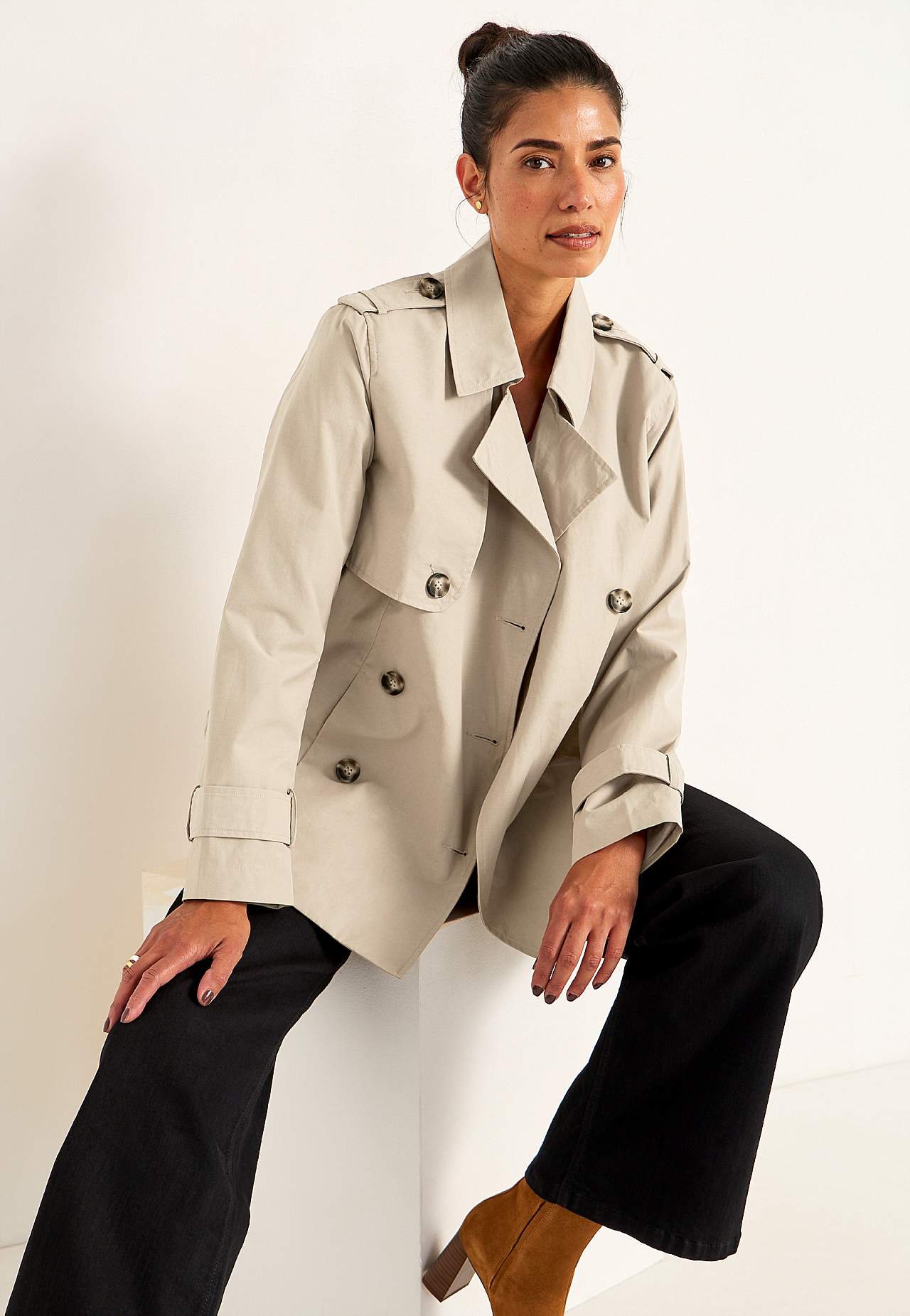 Dubbelknäppt, kort trenchcoat