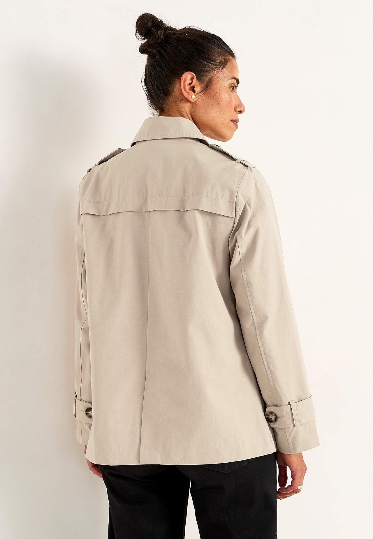 Dubbelknäppt, kort trenchcoat