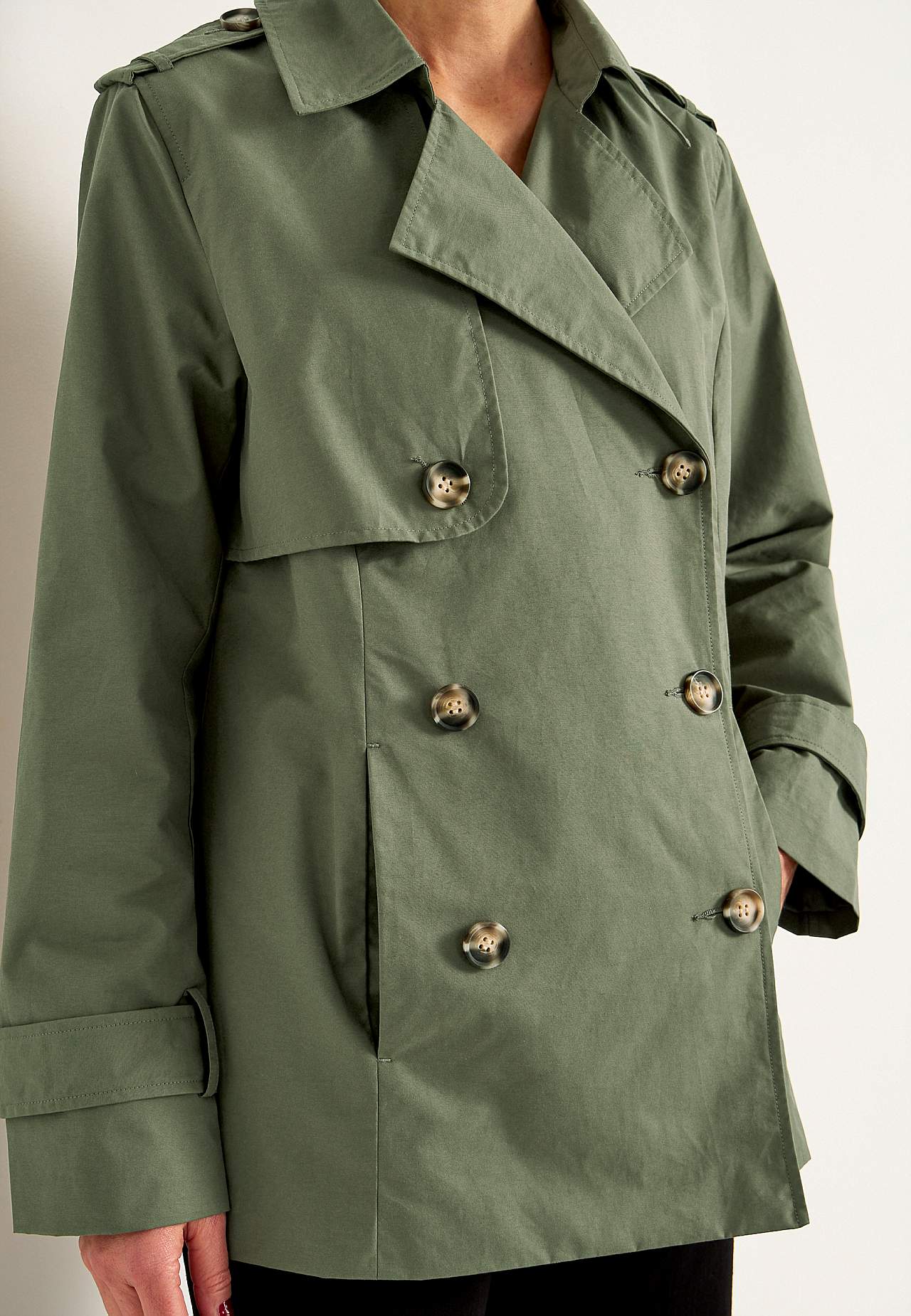 Dubbelknäppt, kort trenchcoat