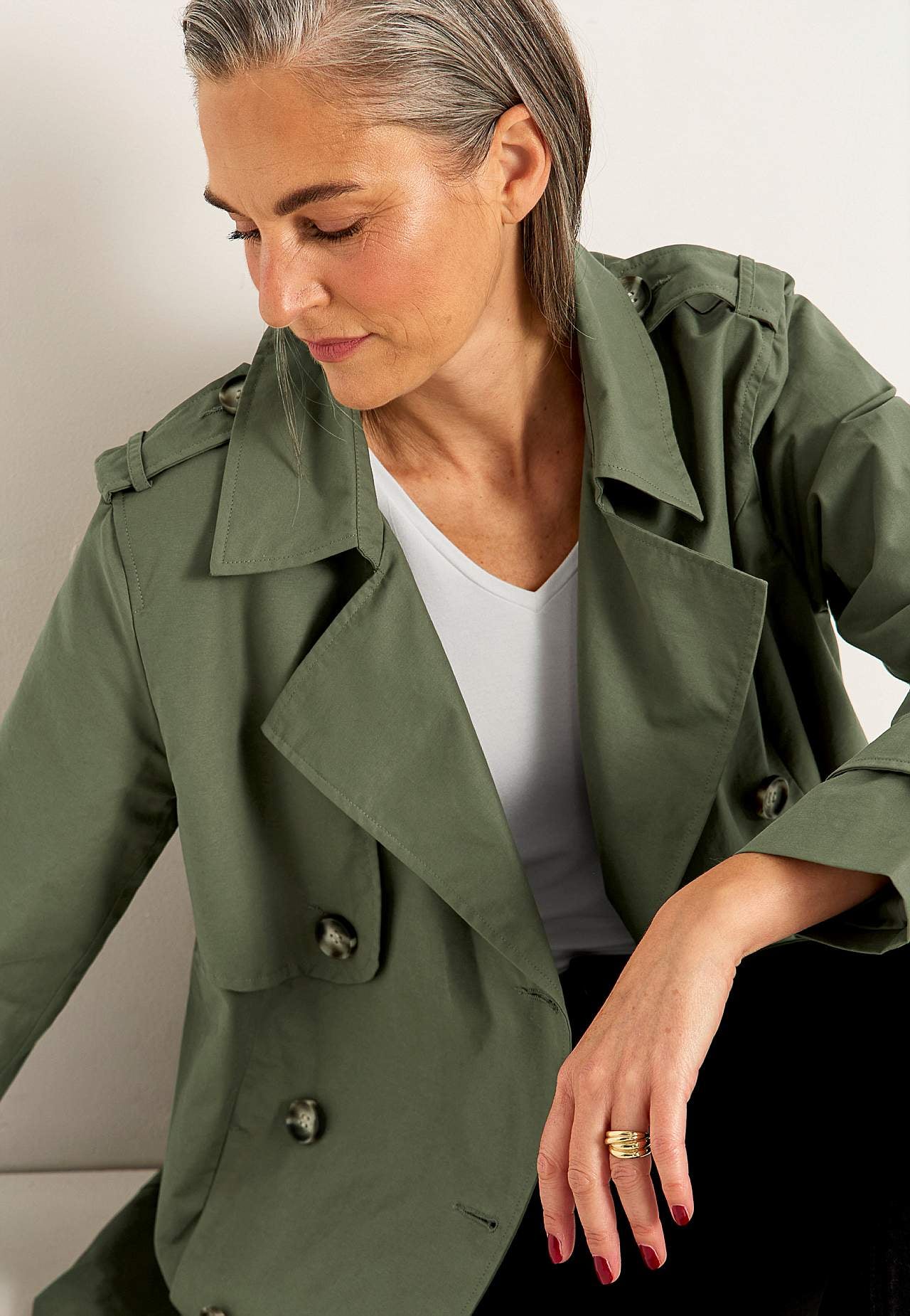 Dubbelknäppt, kort trenchcoat