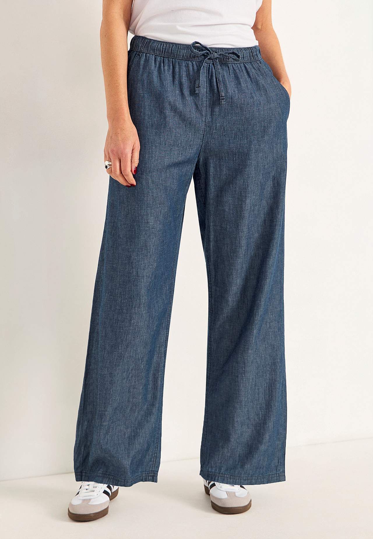 Byxa i denim med vida ben