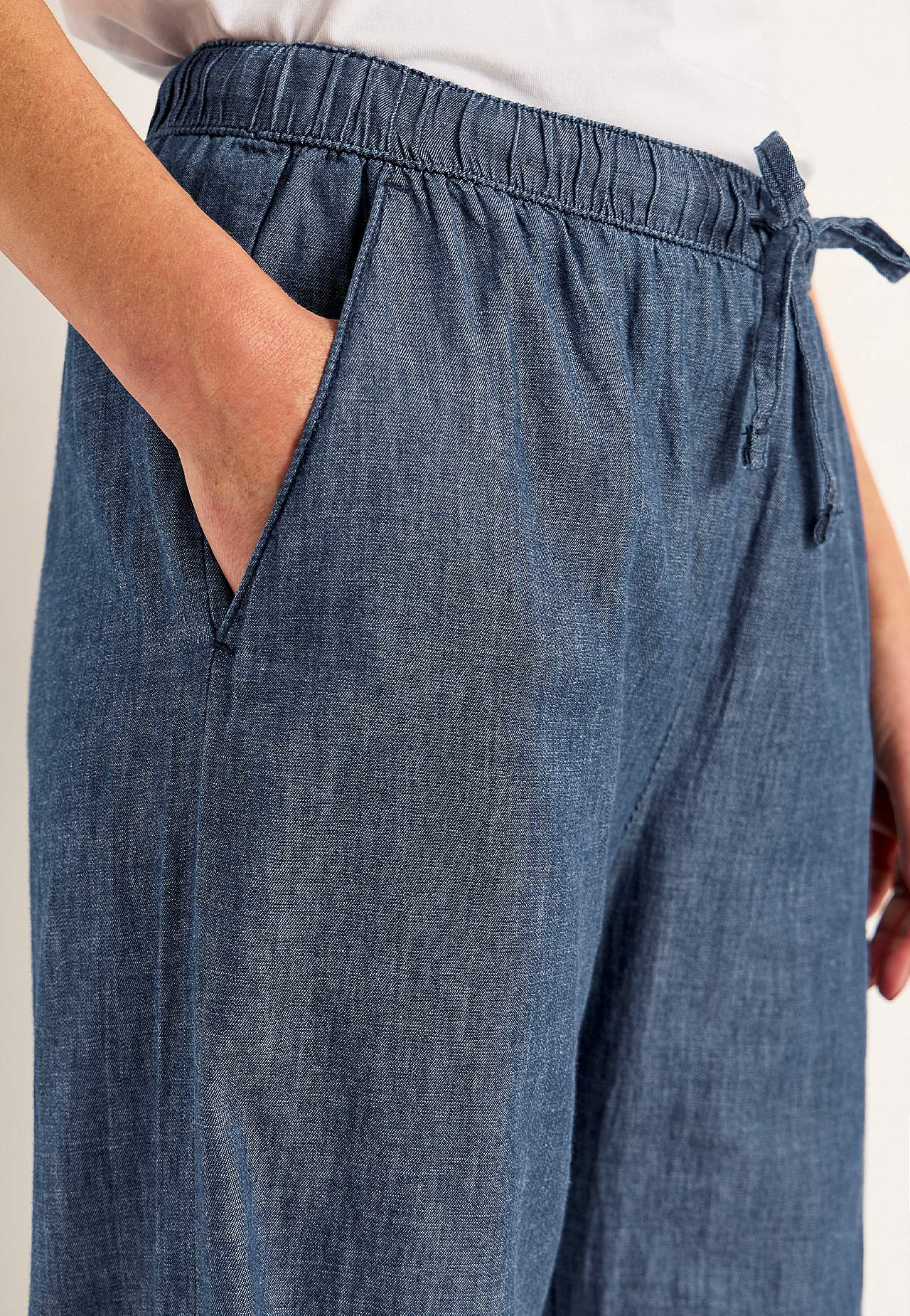 Byxa i denim med vida ben