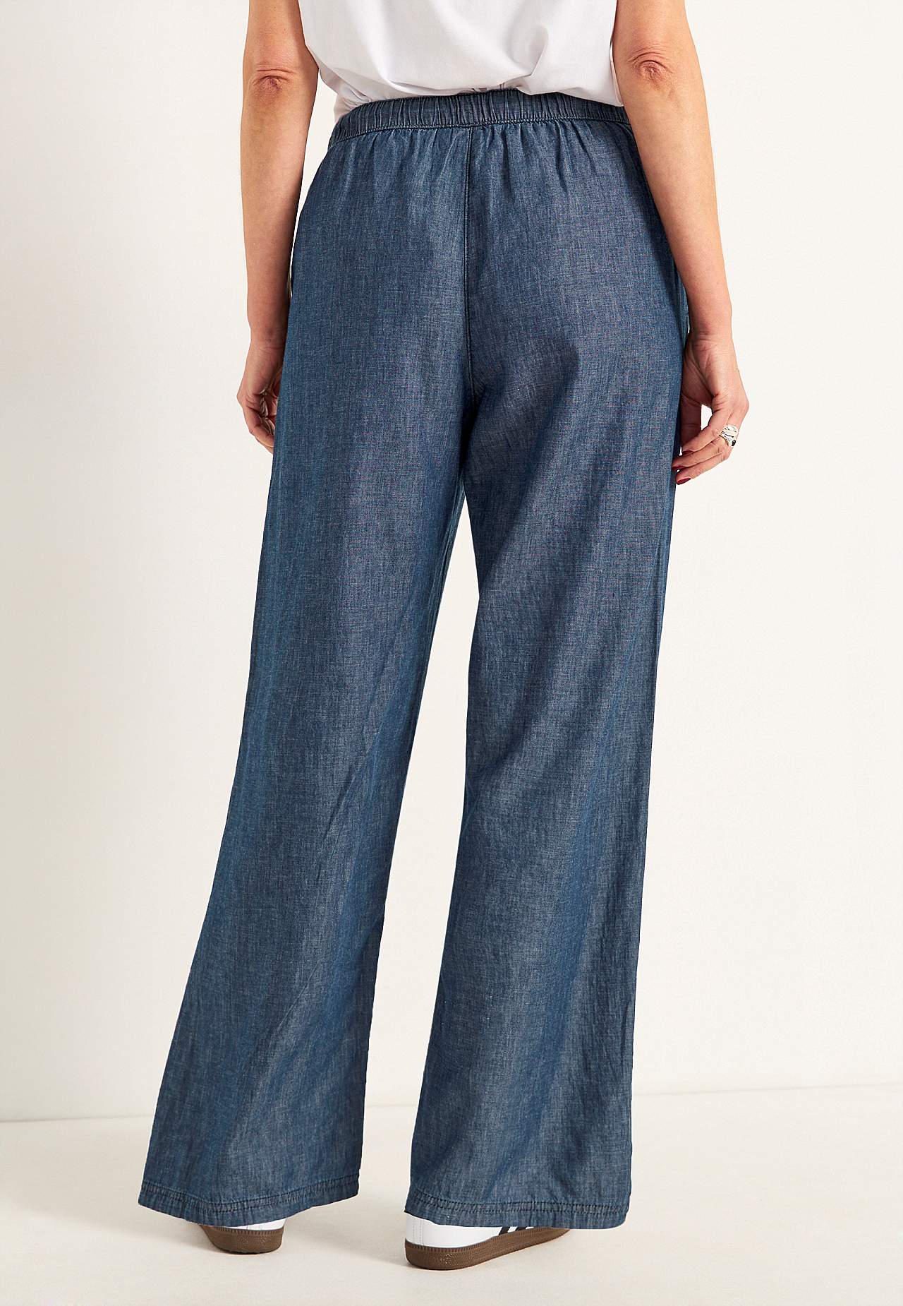Byxa i denim med vida ben