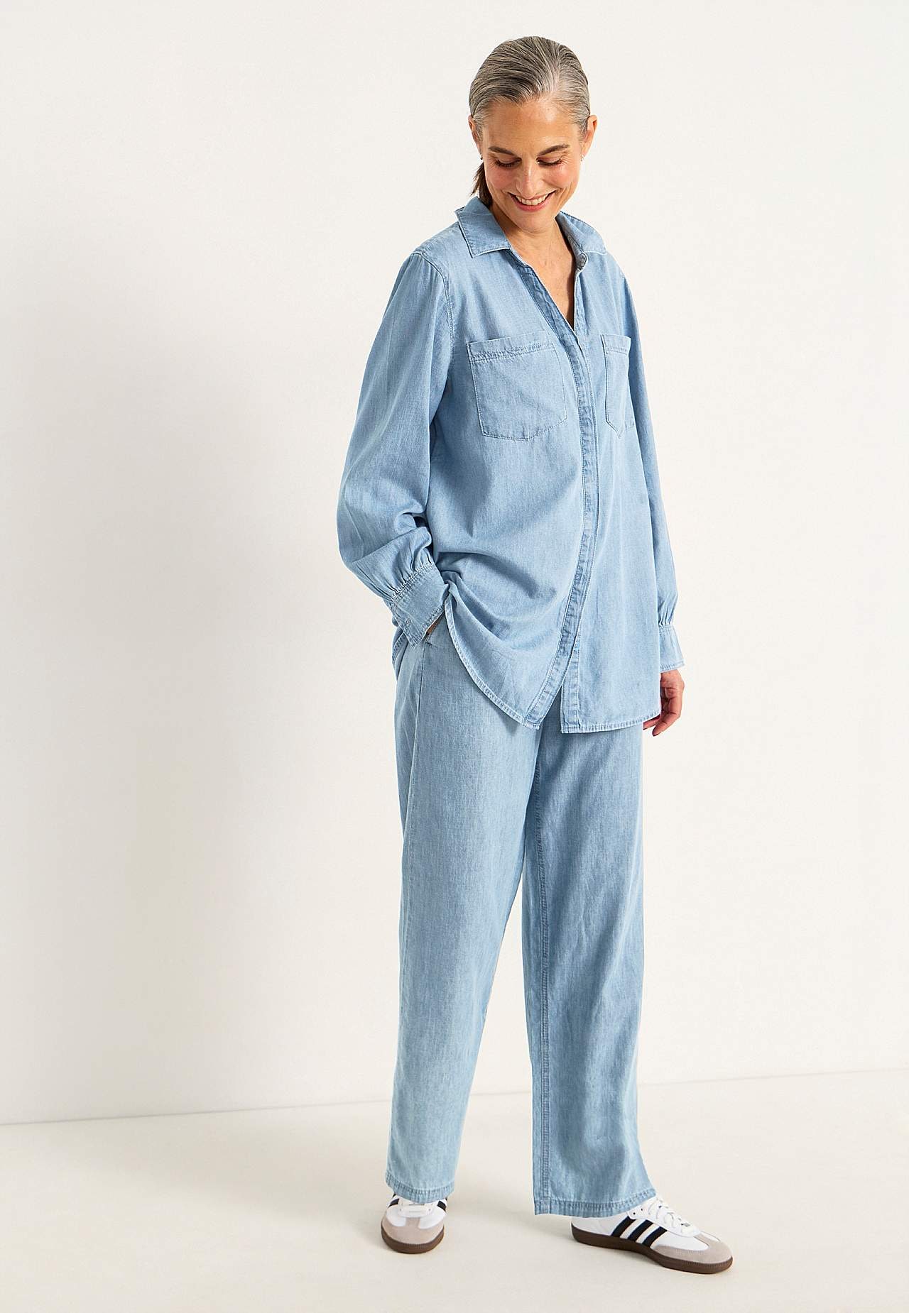 Byxa i denim med vida ben