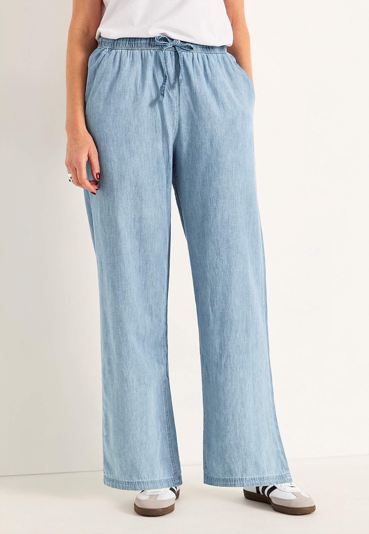 Byxa i denim med vida ben