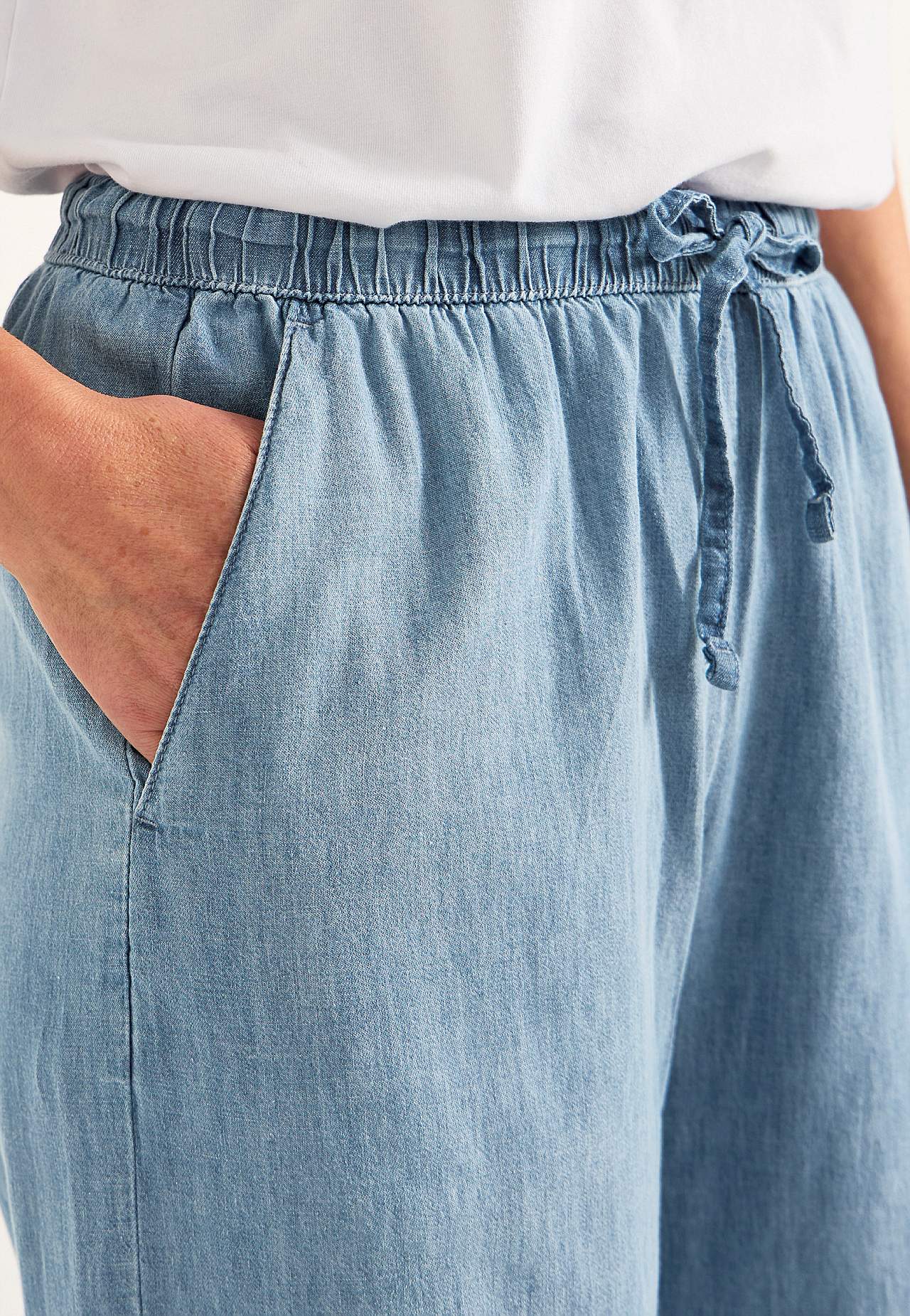 Byxa i denim med vida ben