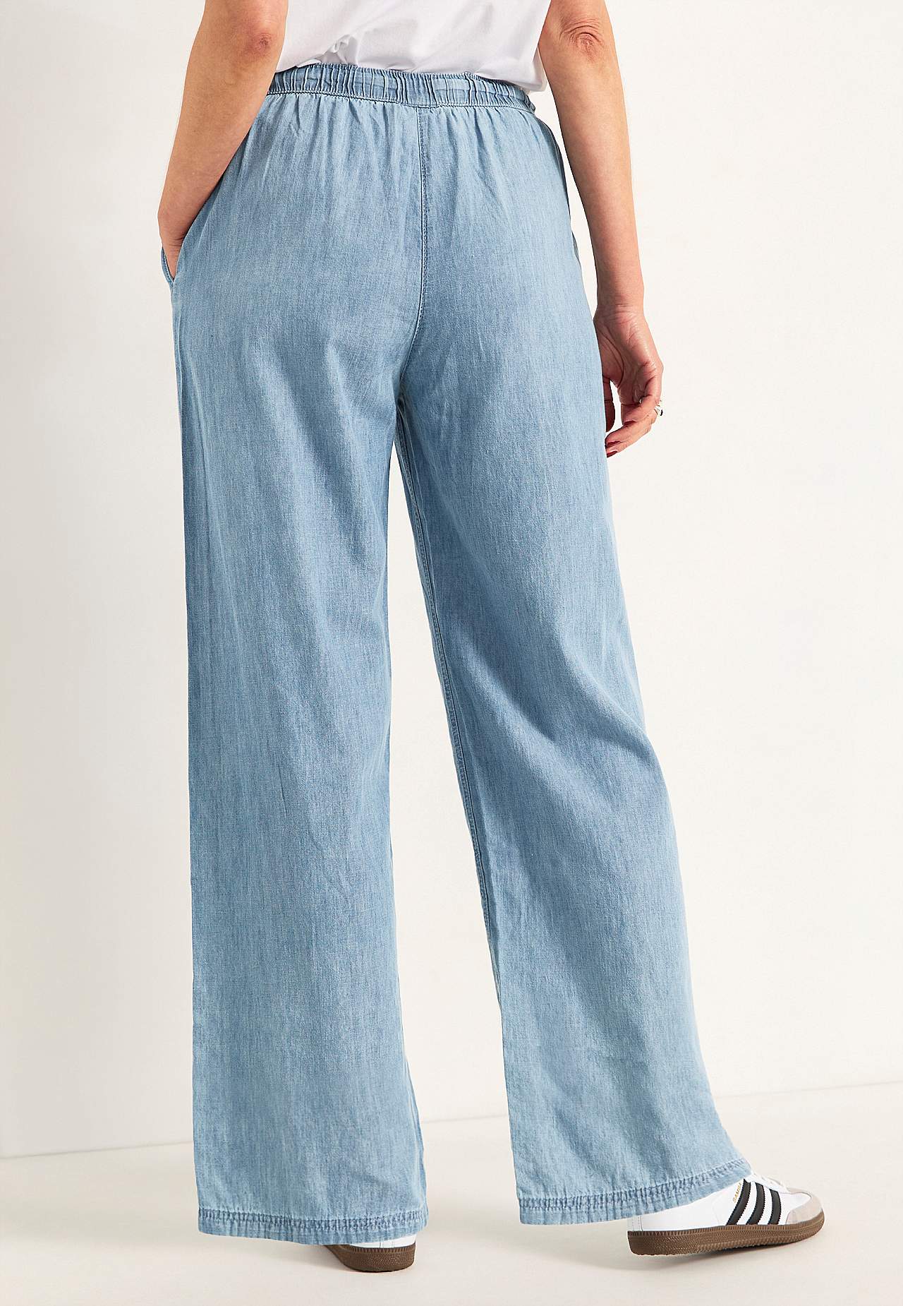 Byxa i denim med vida ben