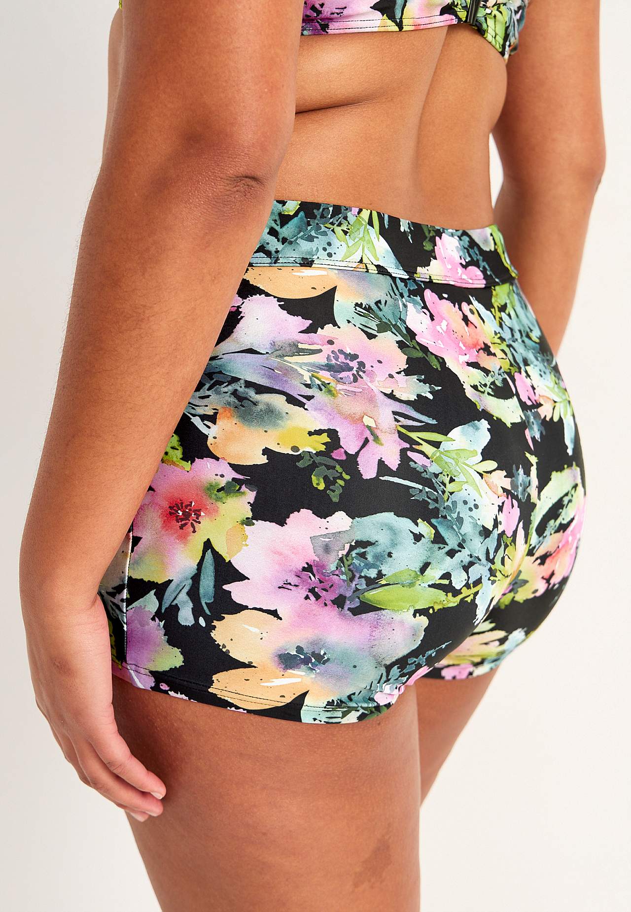 Bikinitrosa med kort ben