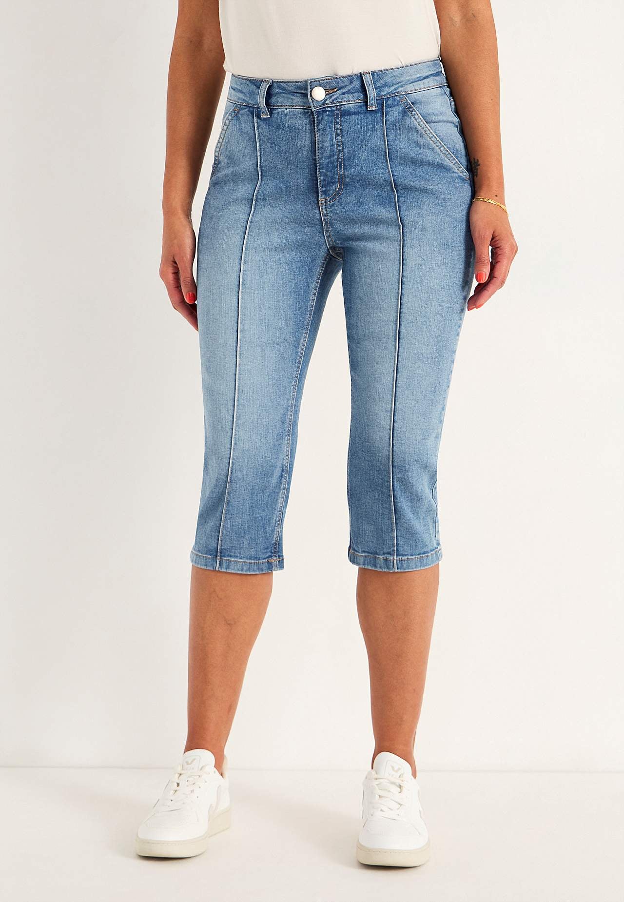 Stretchiga caprijeans med sytt pressveck