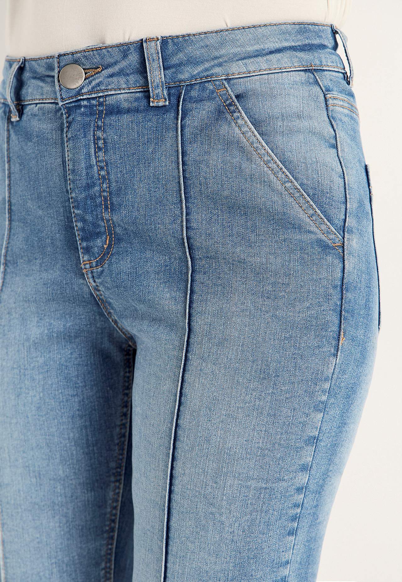 Stretchiga caprijeans med sytt pressveck