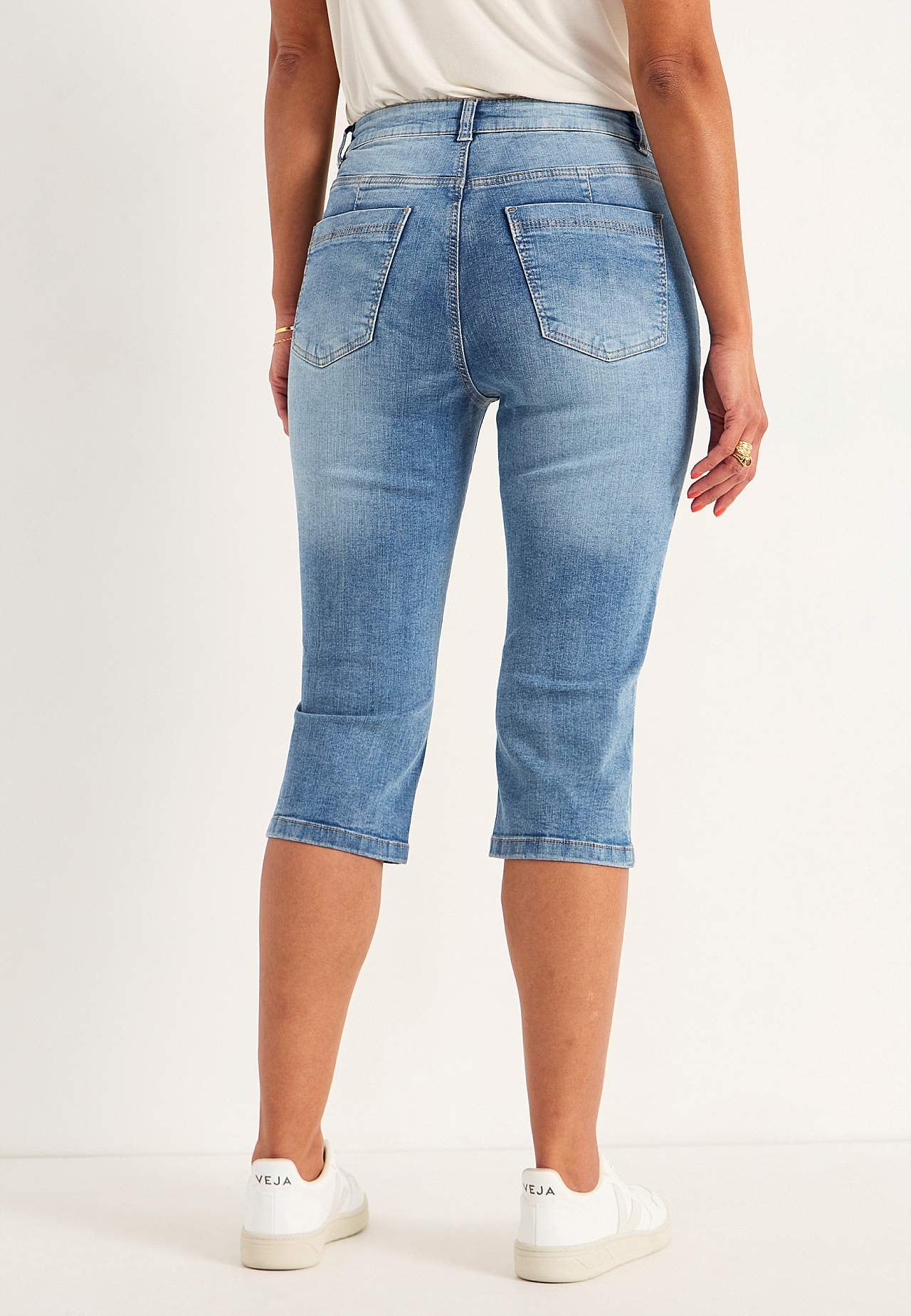 Stretchiga caprijeans med sytt pressveck