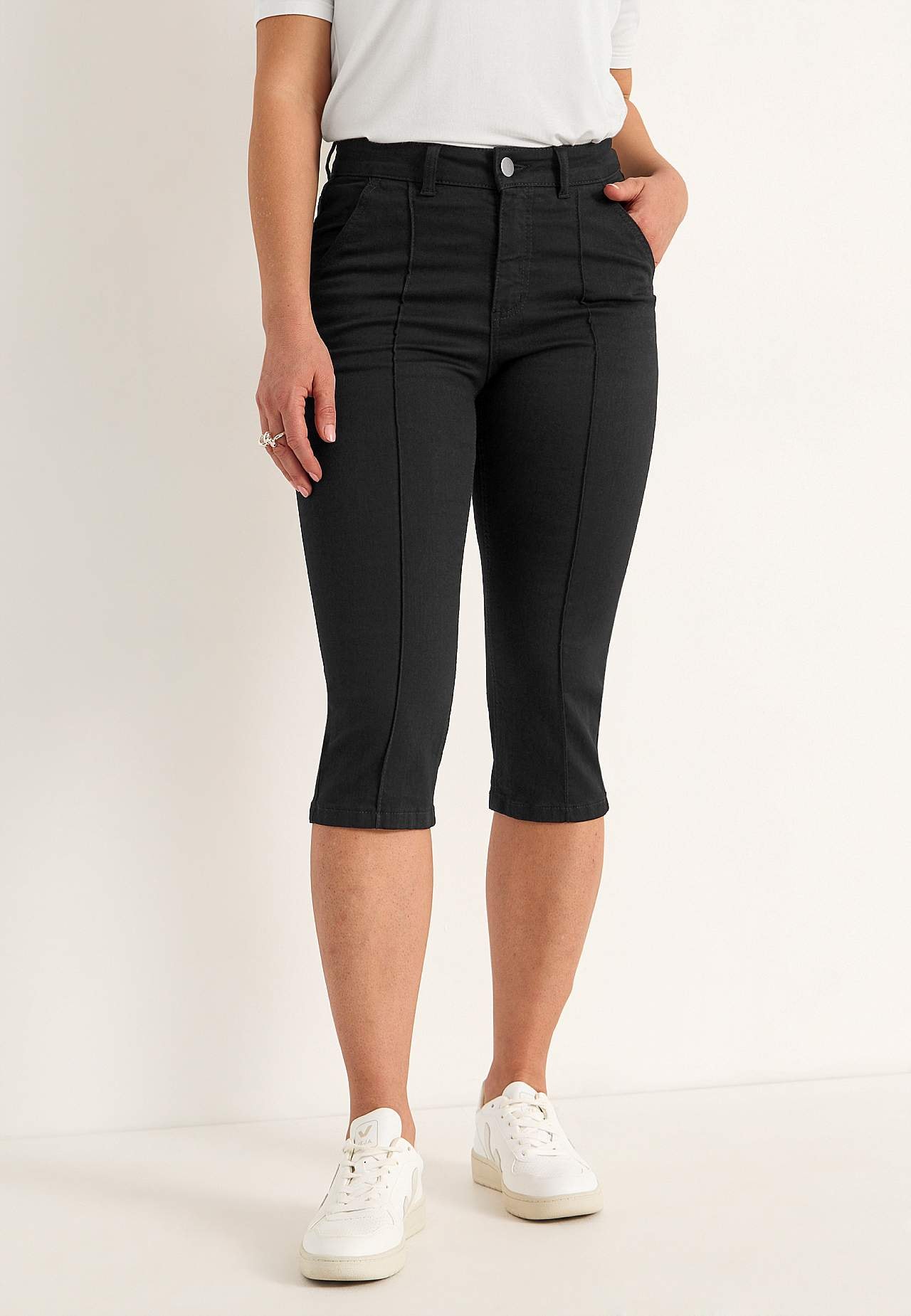 Stretchiga caprijeans med sytt pressveck