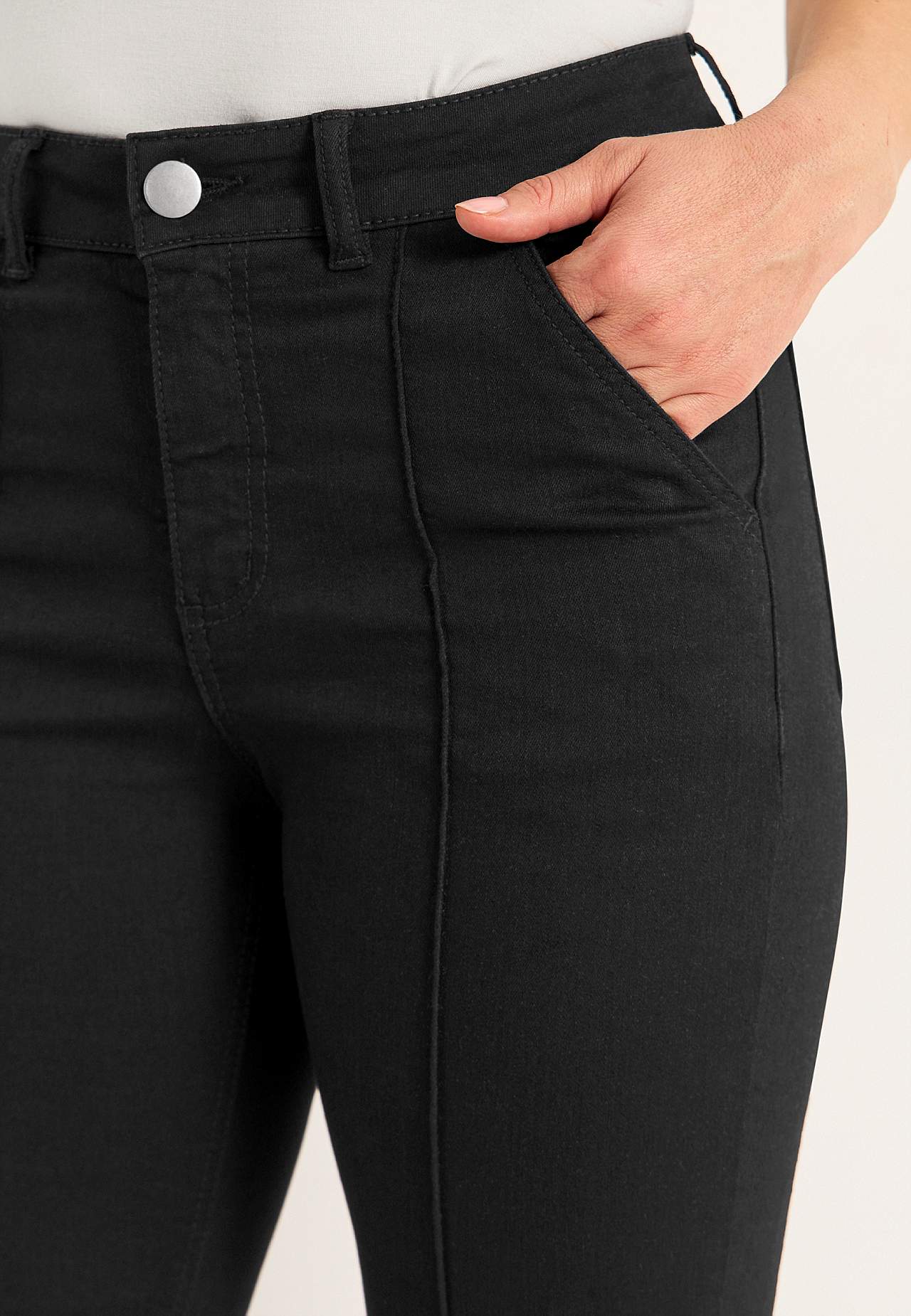 Stretchiga caprijeans med sytt pressveck