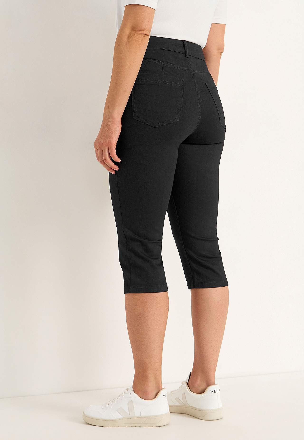 Stretchiga caprijeans med sytt pressveck