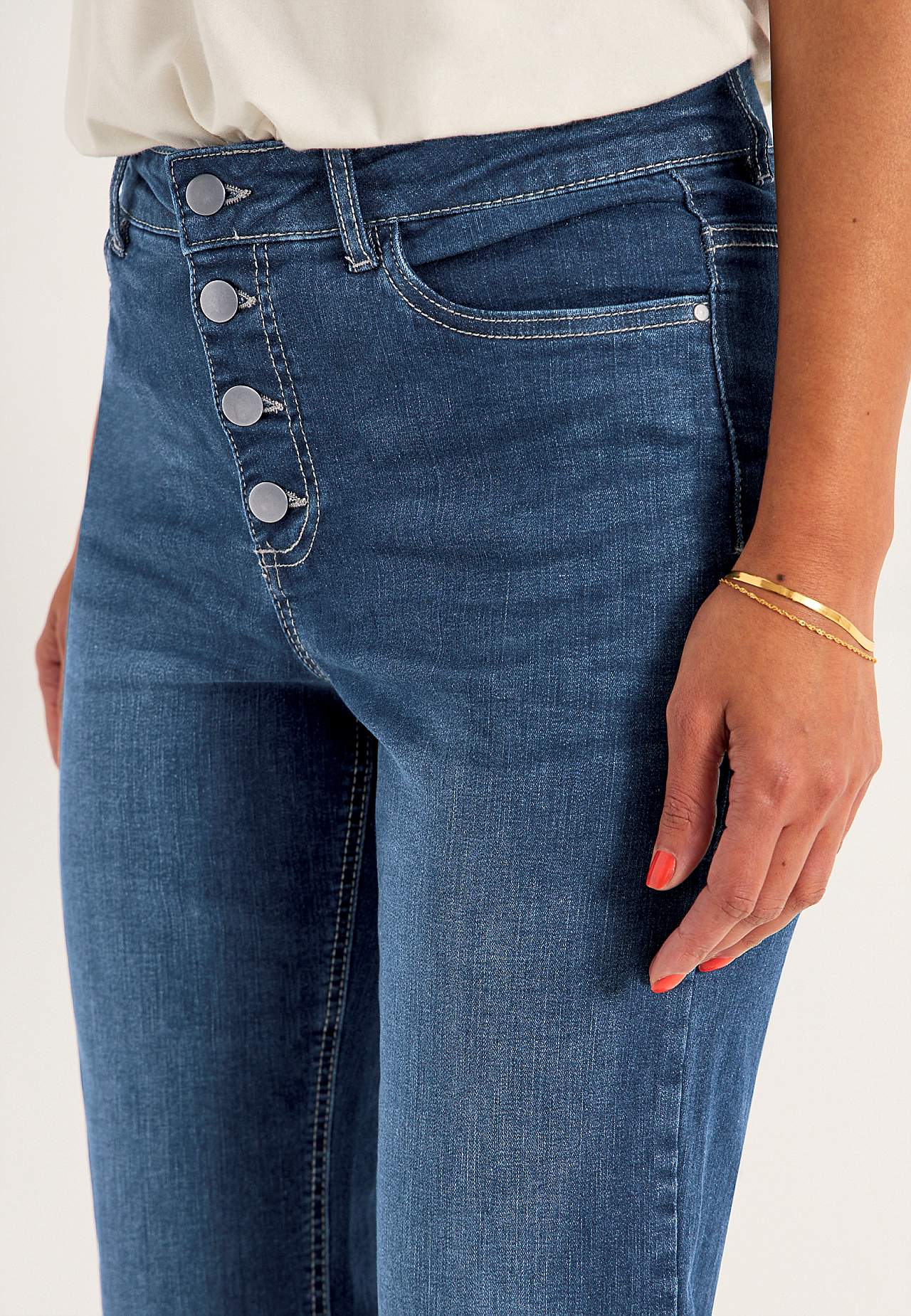 Caprijeans med knappgylf