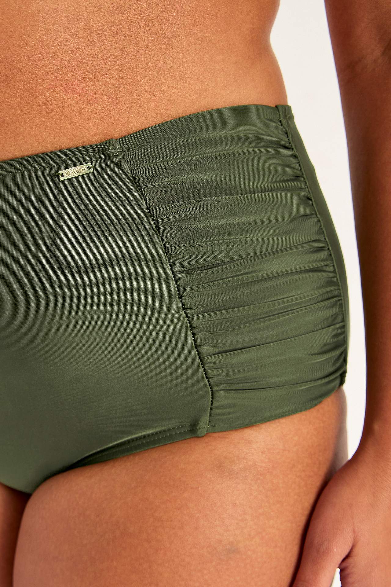 Enfärgad bikinitrosa med hög midja