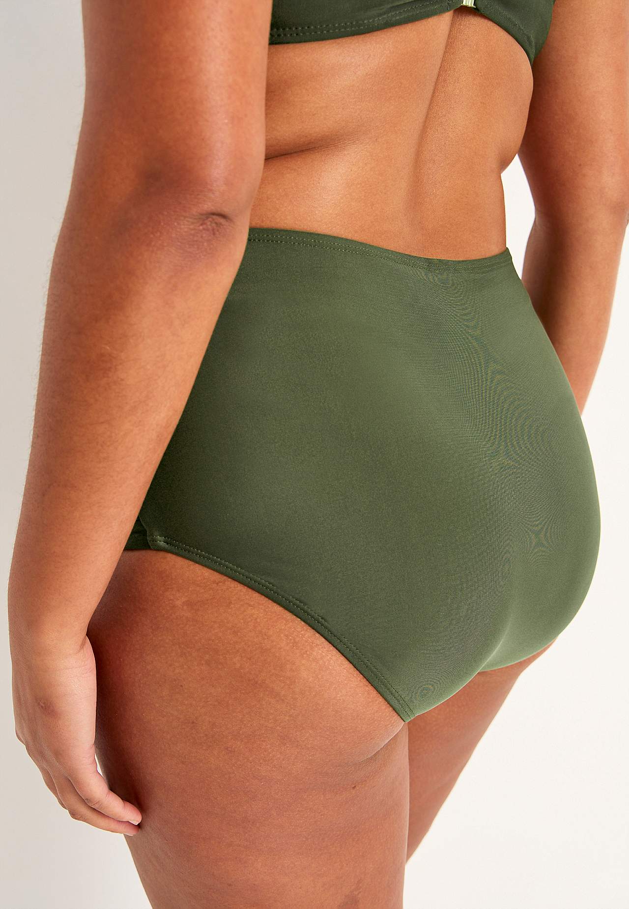 Enfärgad bikinitrosa med hög midja