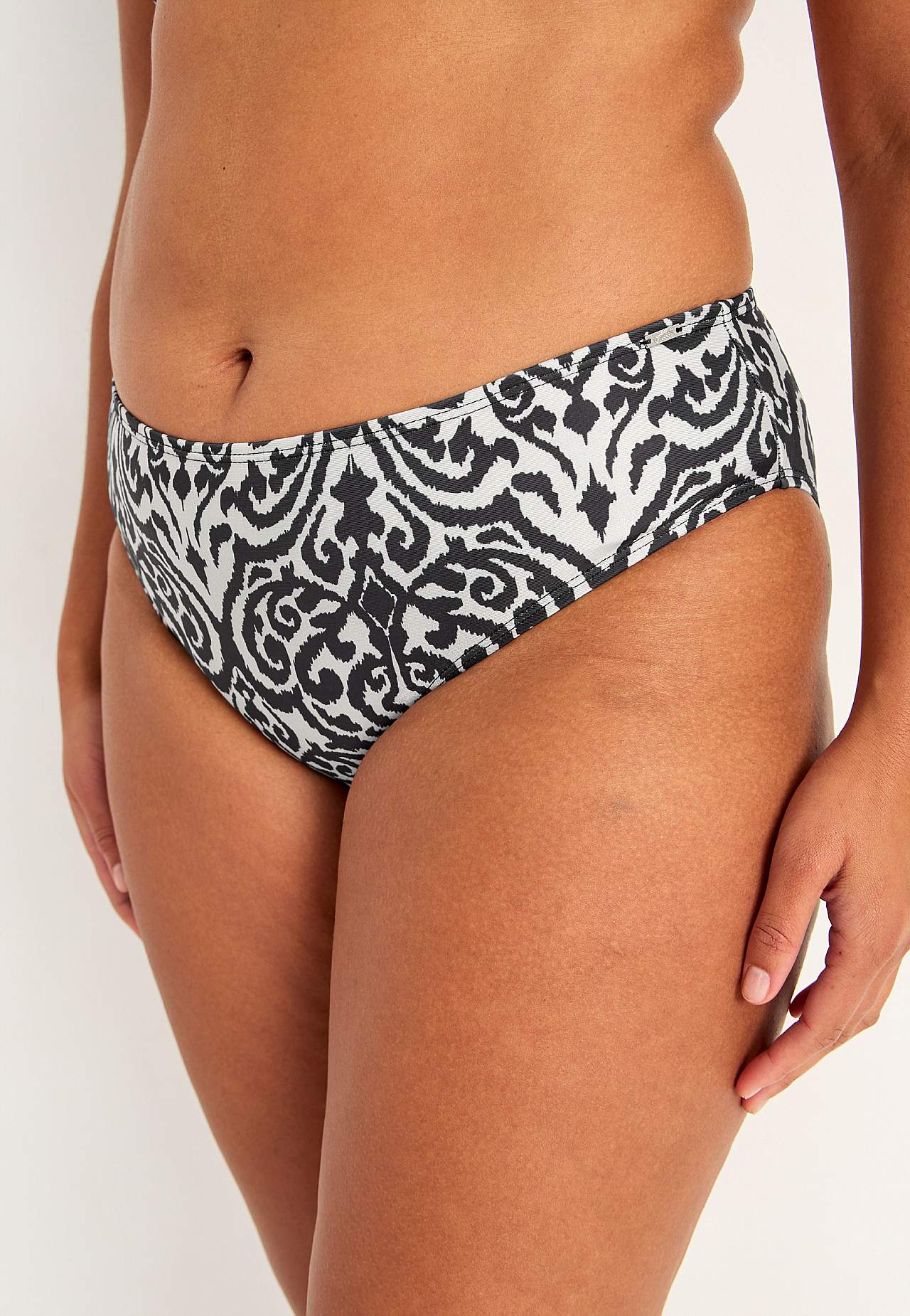 Bikinitrosa med normalhög midja