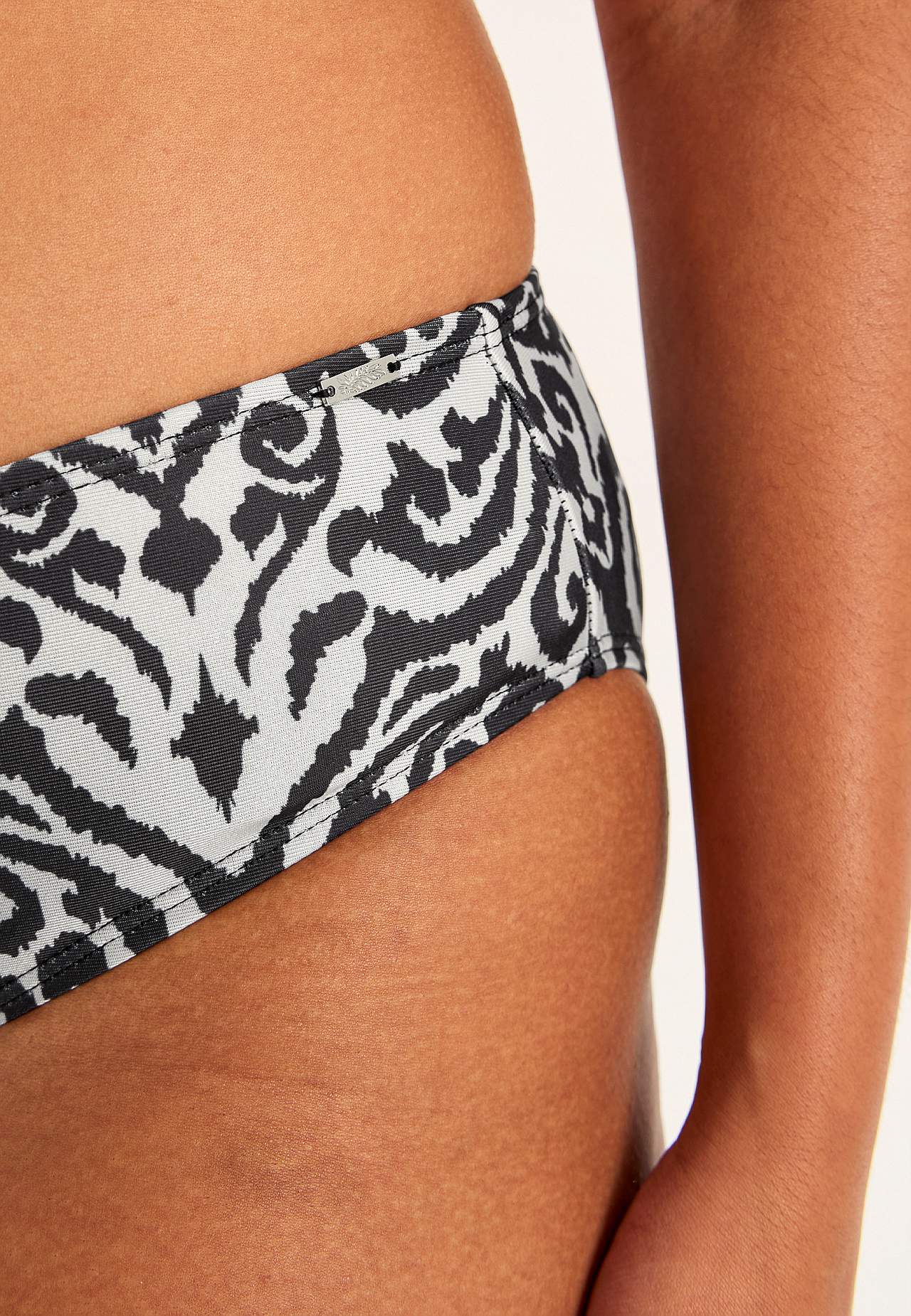 Bikinitrosa med normalhög midja