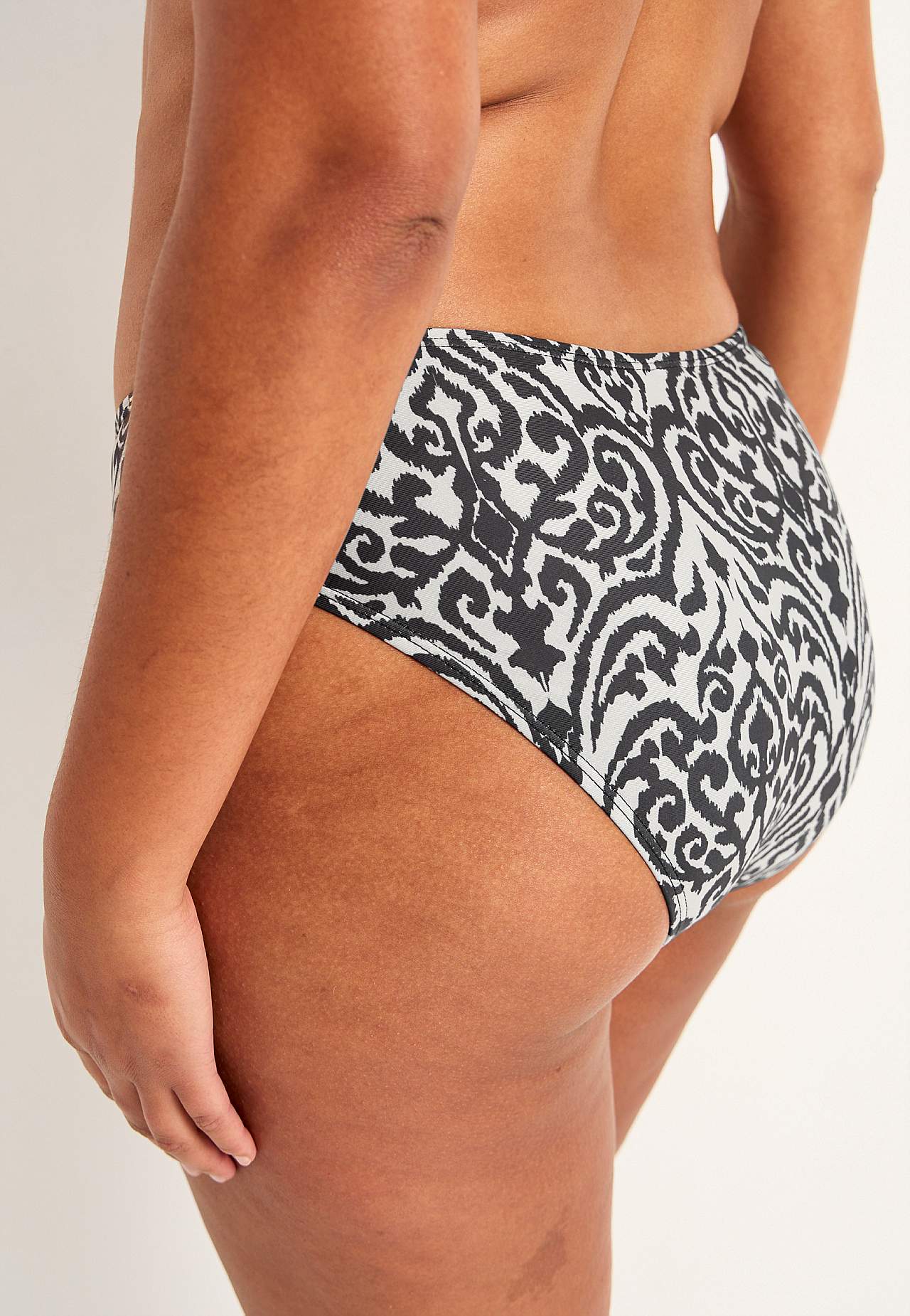 Bikinitrosa med normalhög midja