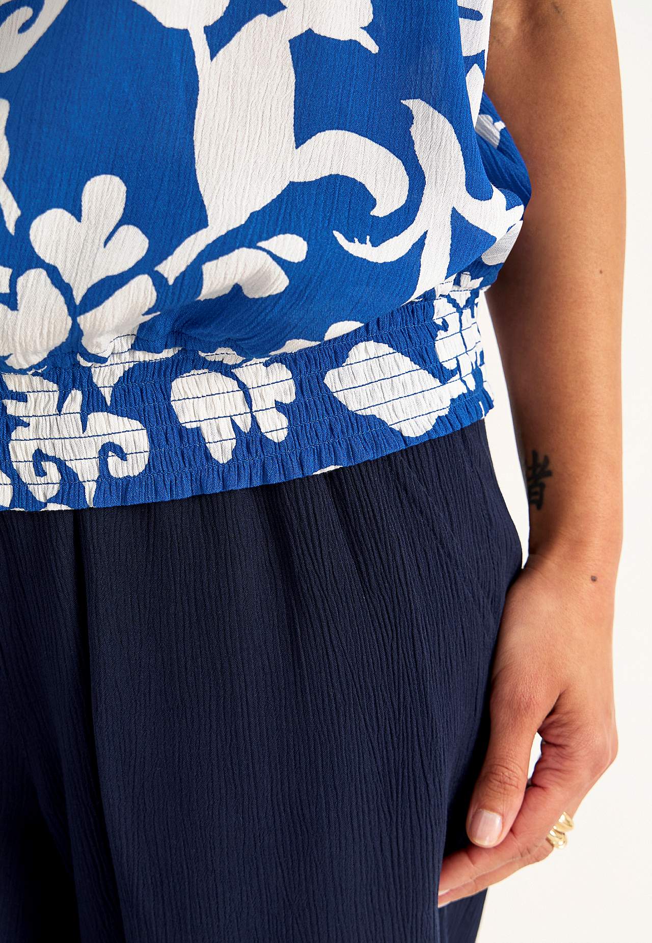 Blus i viskoscrêpe