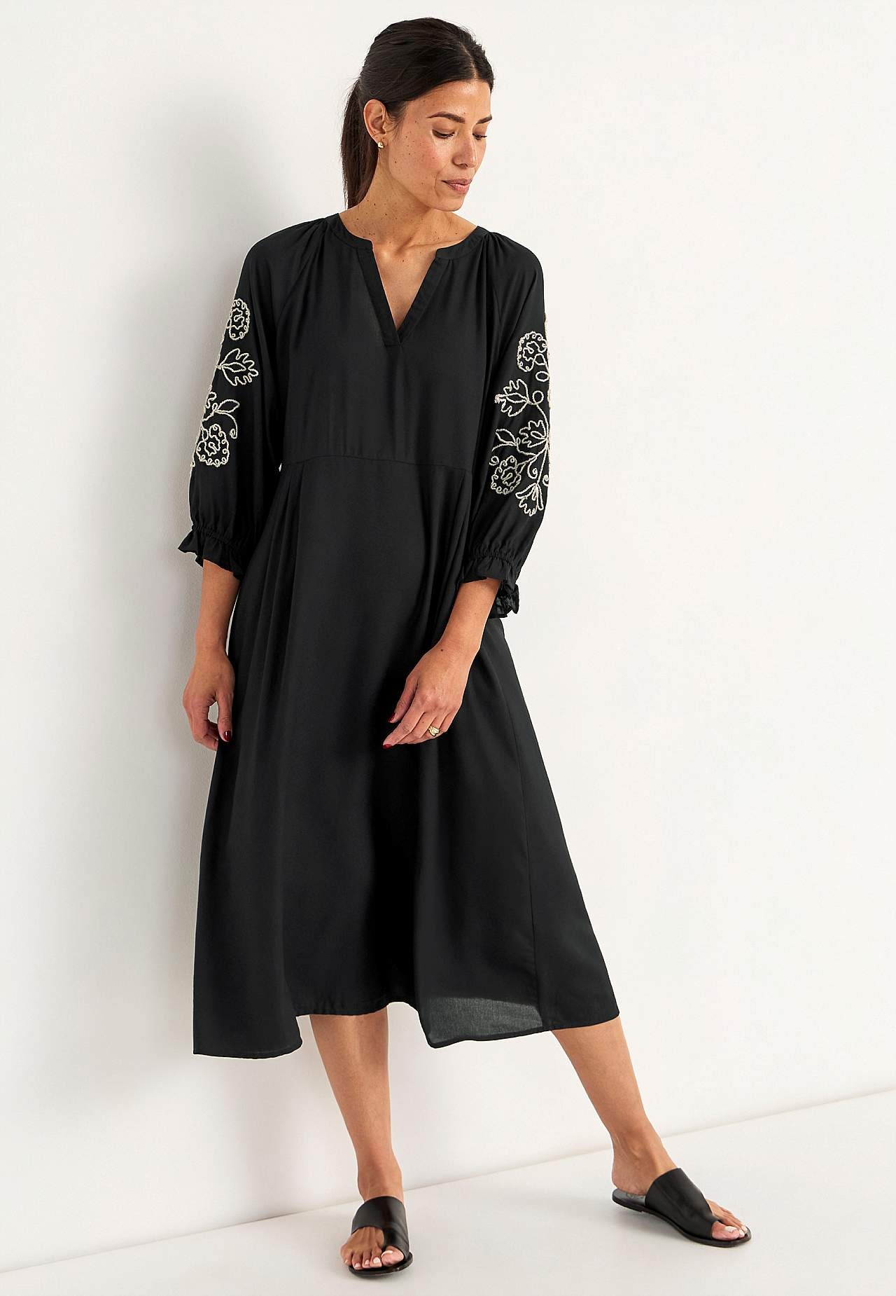 Klänning med brodyr