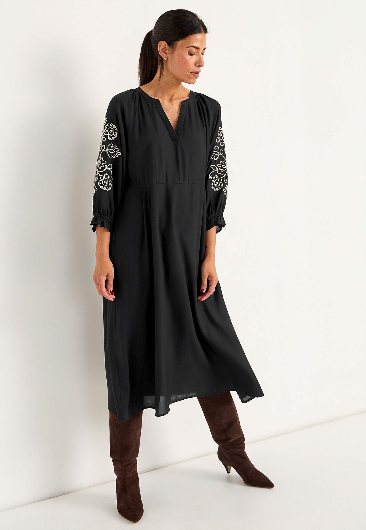 Klänning med brodyr