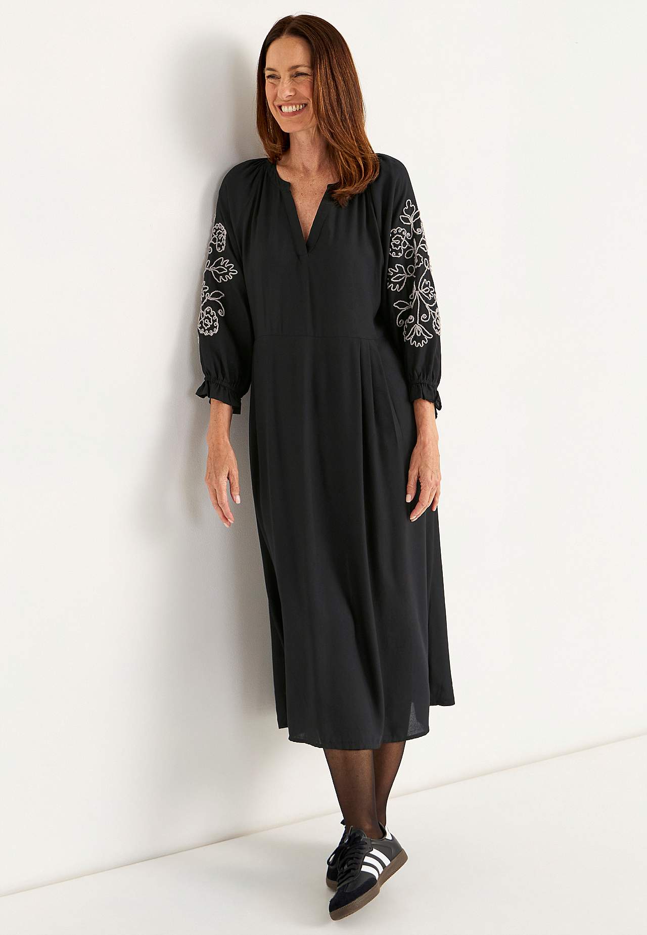 Klänning med brodyr