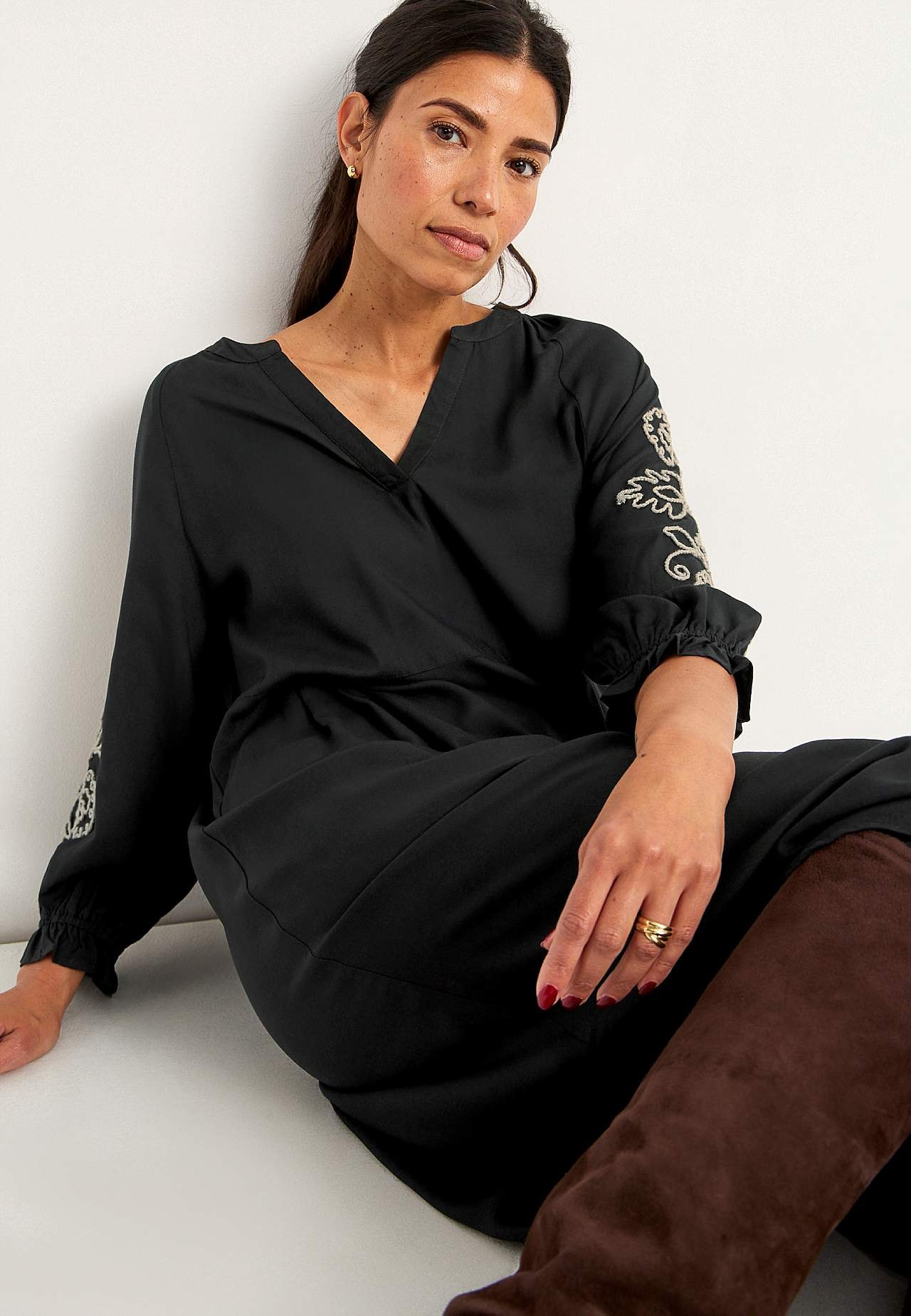 Klänning med brodyr