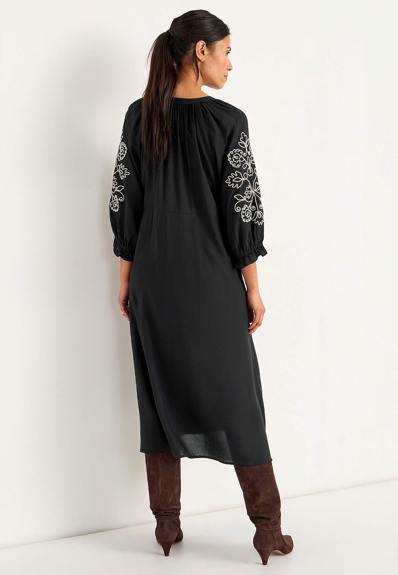 Klänning med brodyr