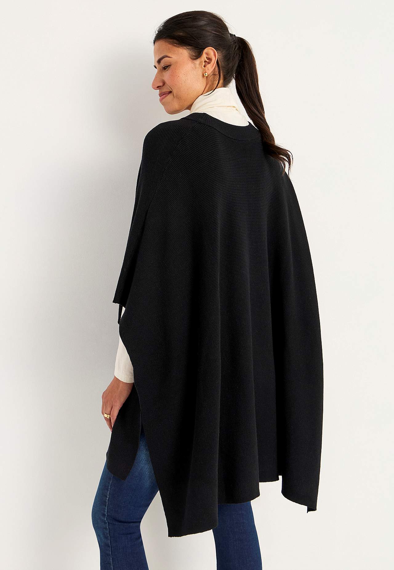 Finstickad poncho