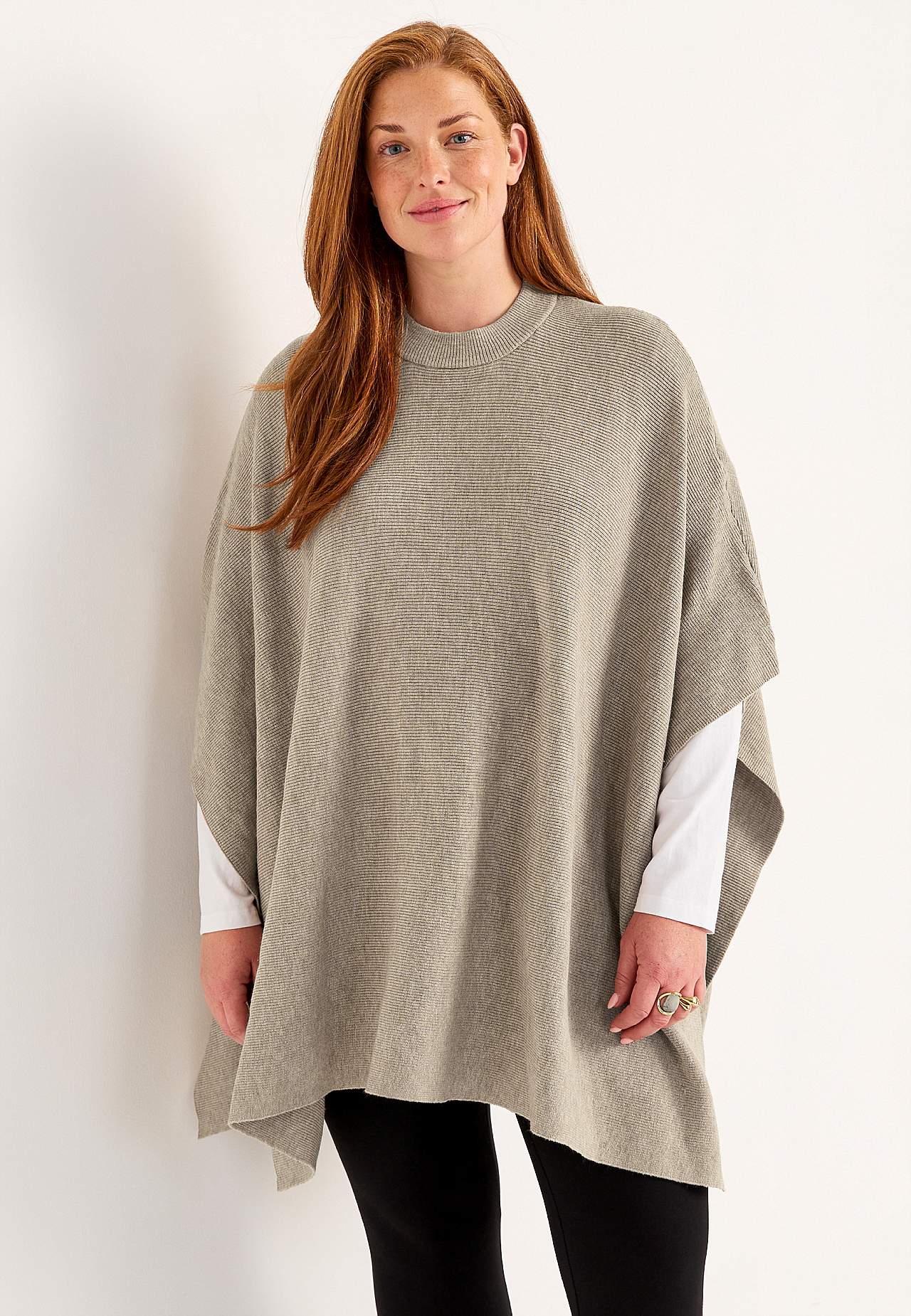 Finstickad poncho