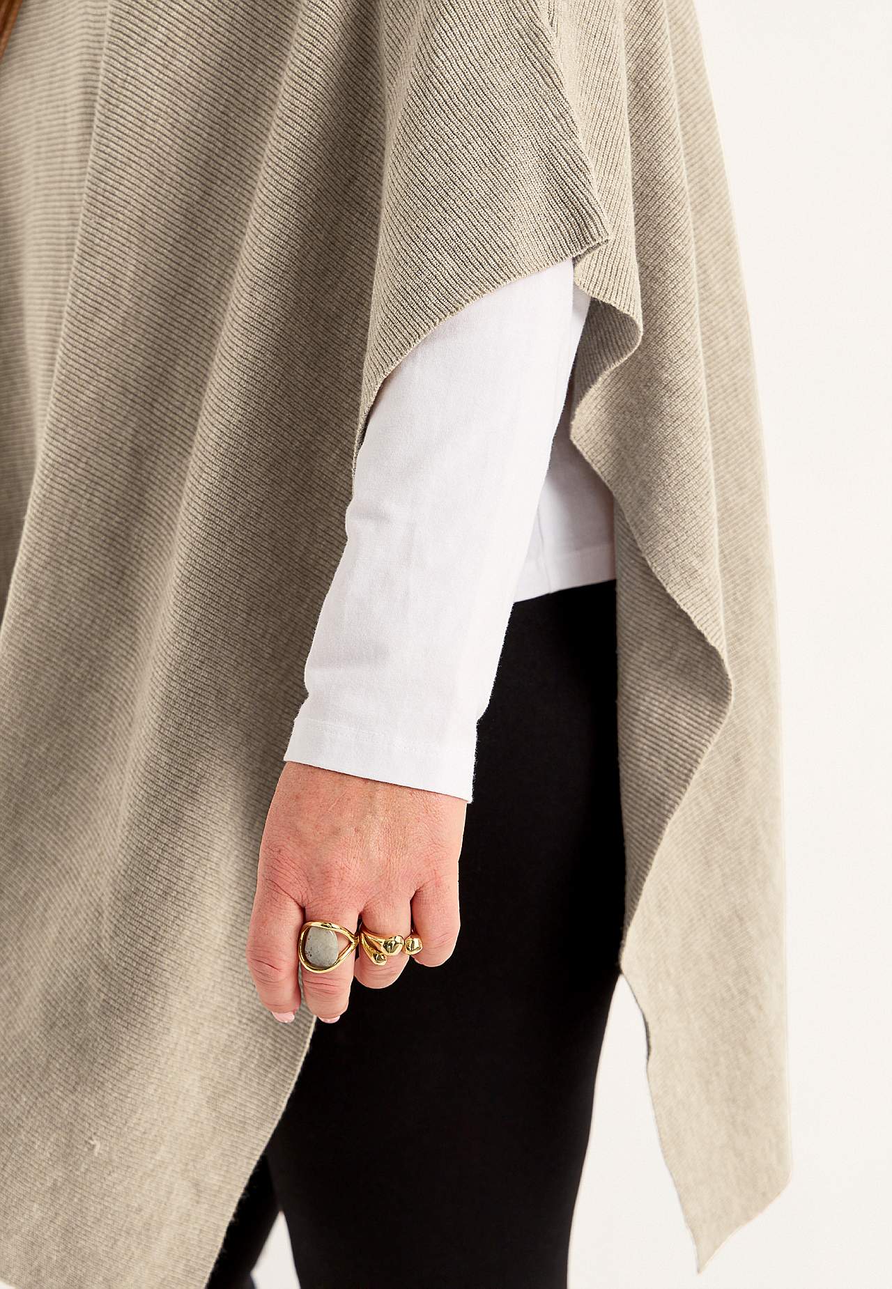 Finstickad poncho
