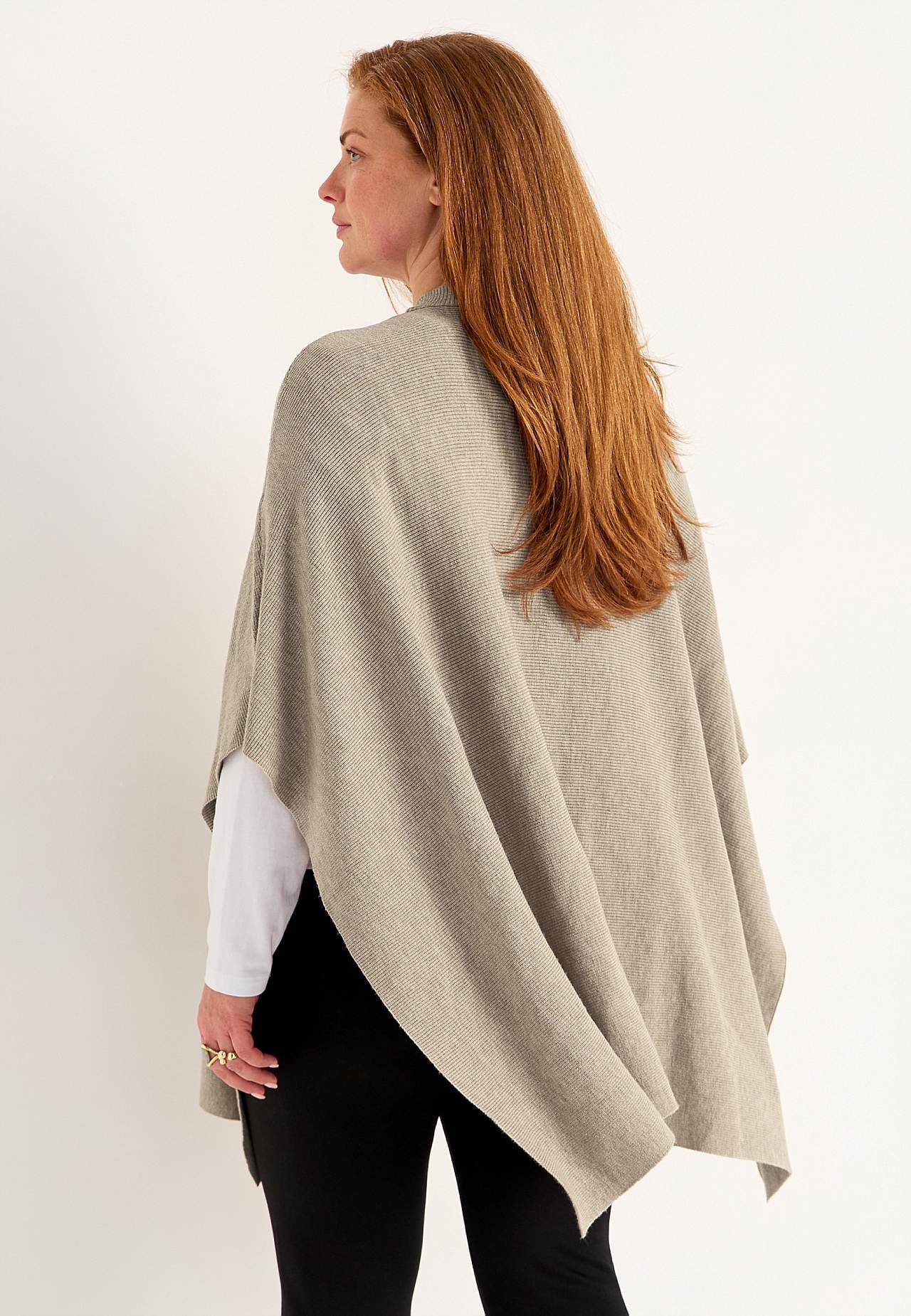 Finstickad poncho