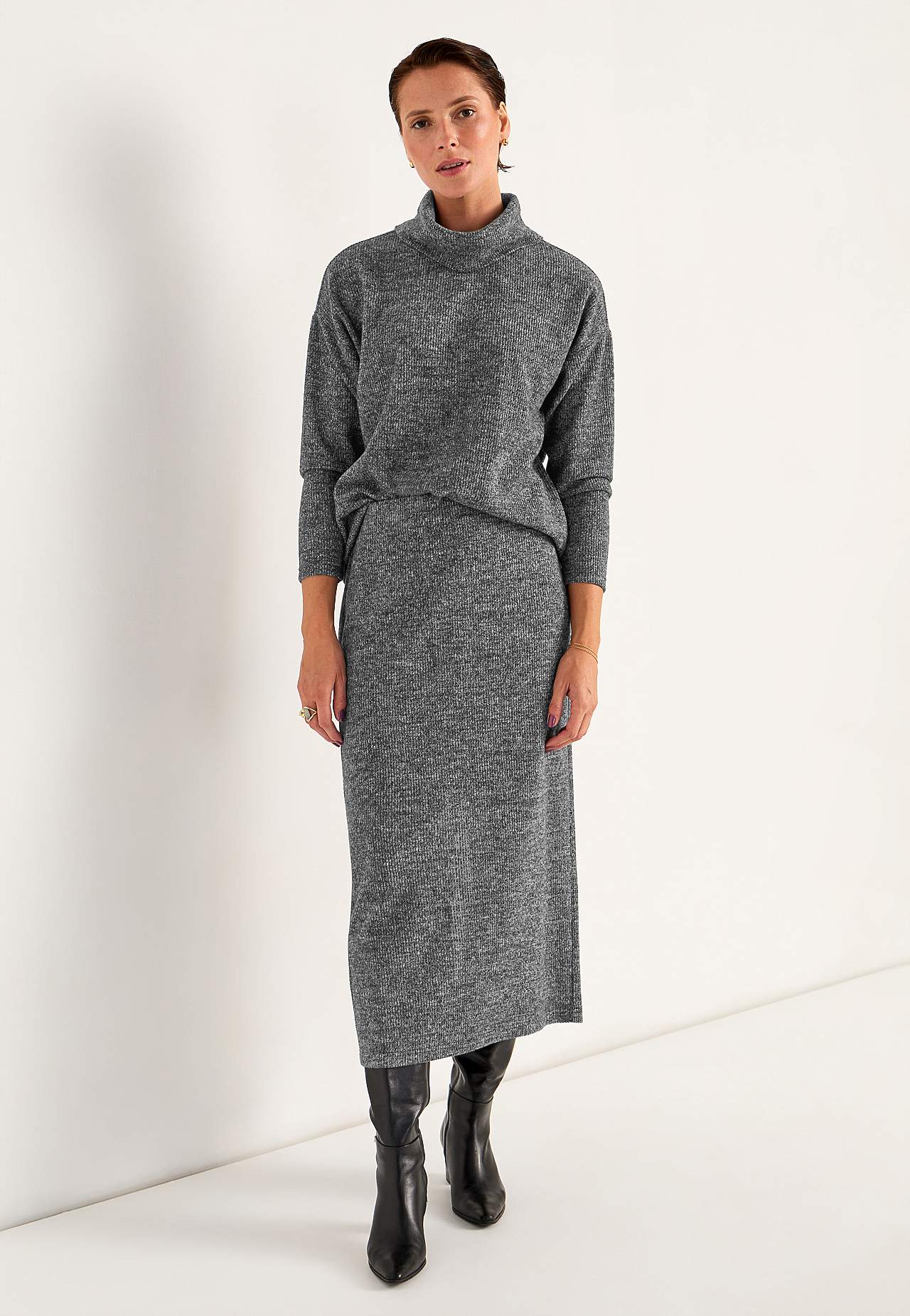 Supermjuk kjol med slits Beata