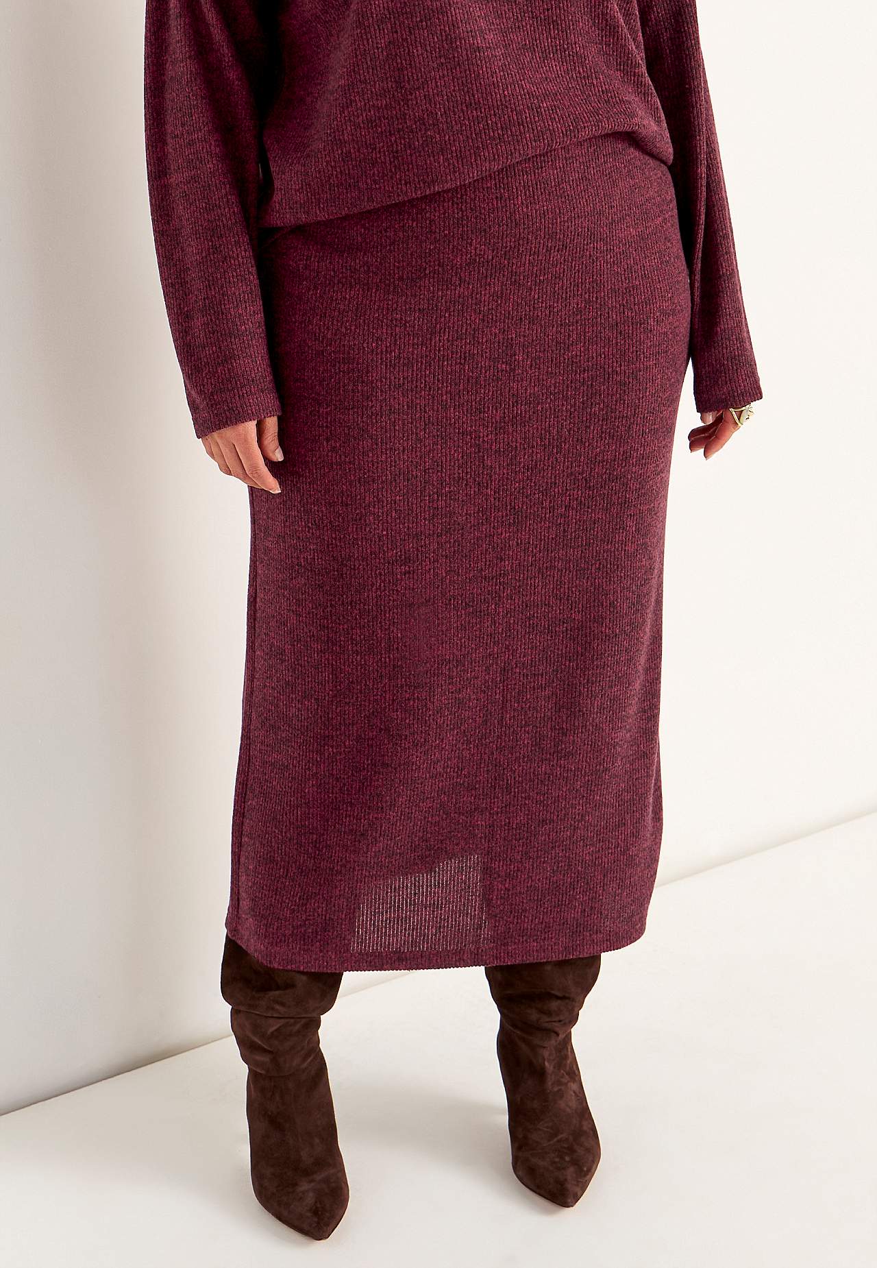 Supermjuk kjol med slits Beata