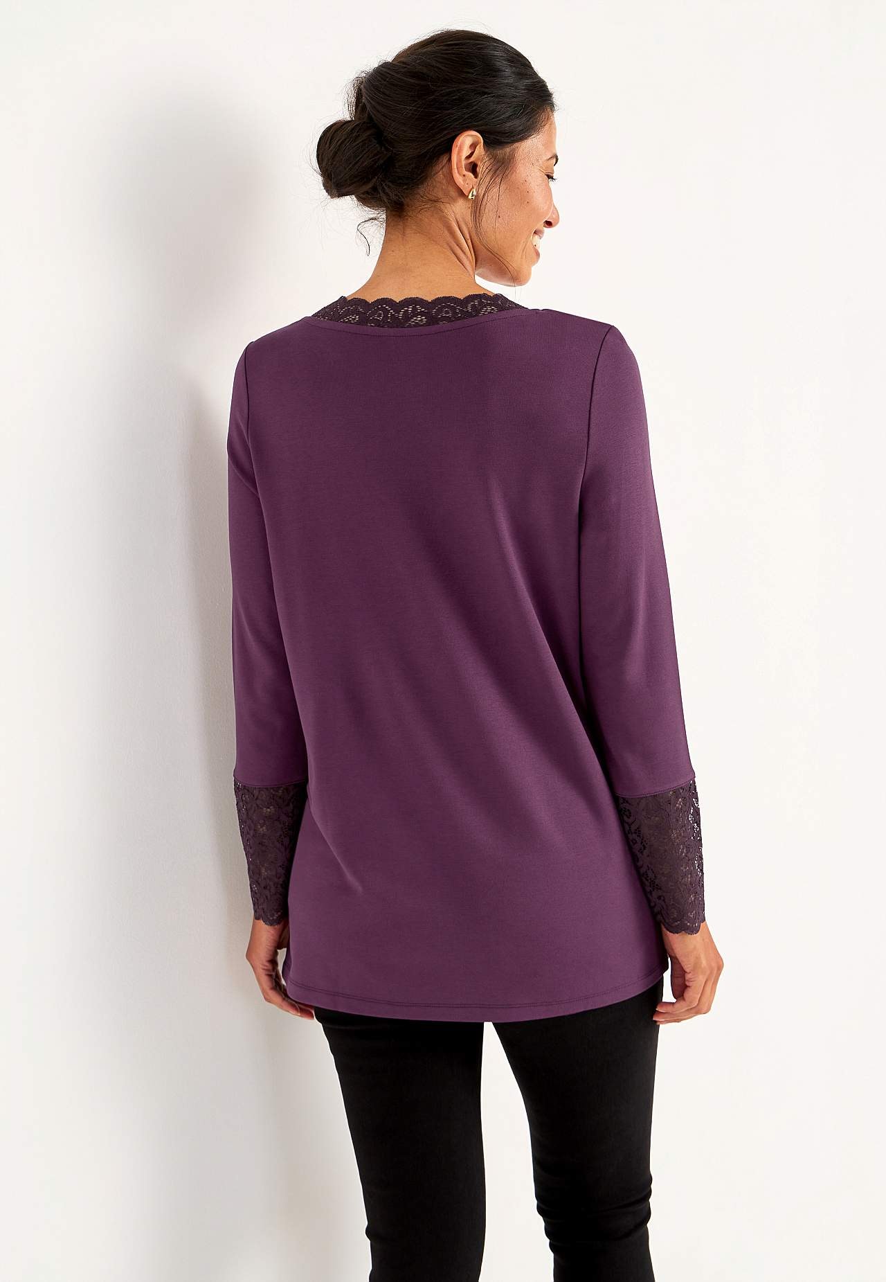 Trikåtunika med spetsdetaljer