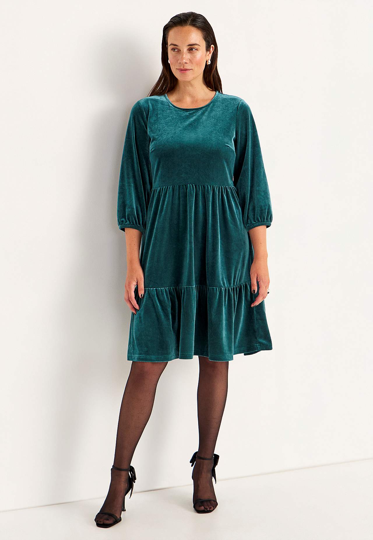 Sammetsklänning med volanger