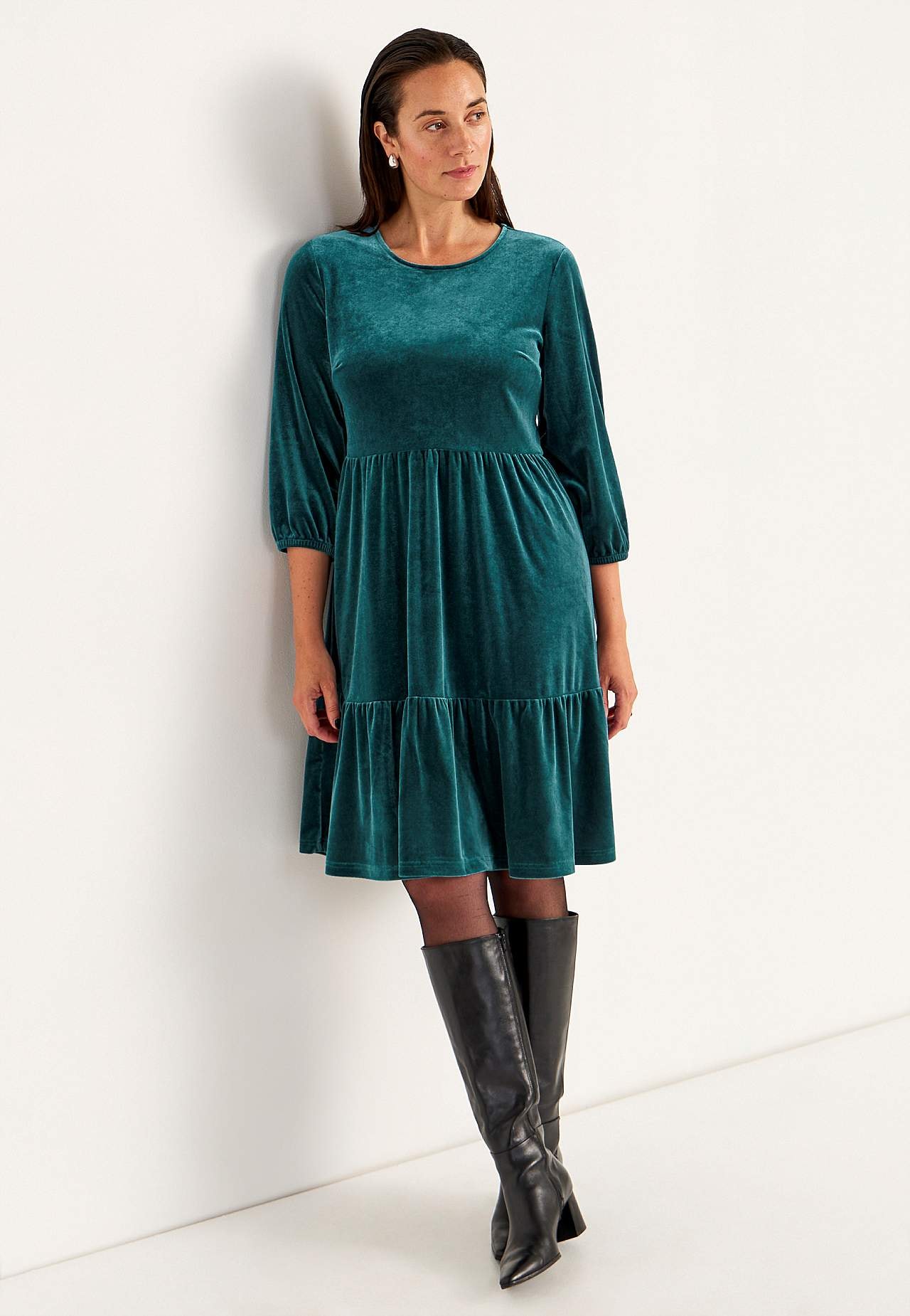 Sammetsklänning med volanger