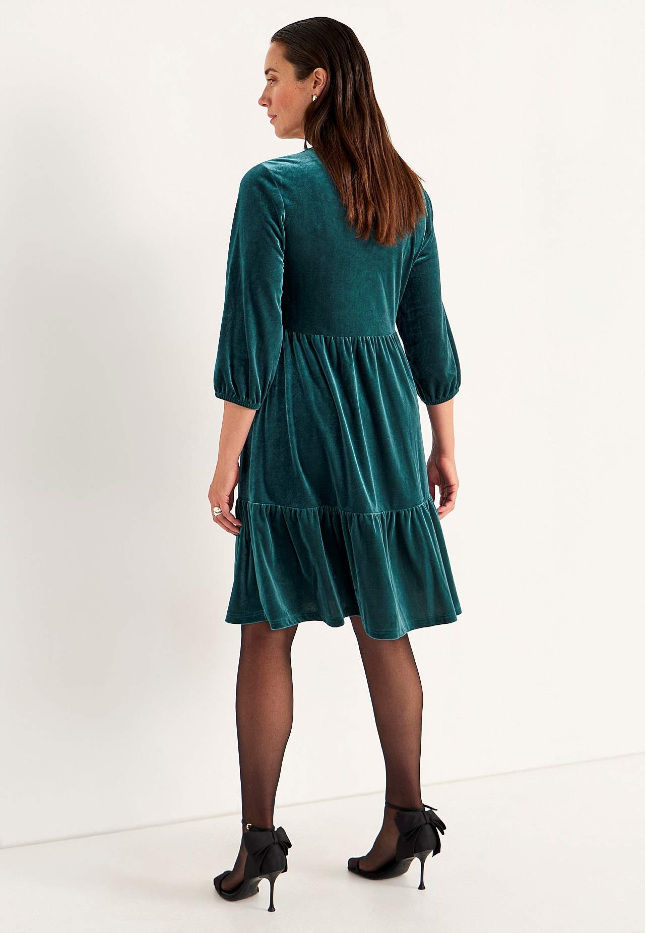 Sammetsklänning med volanger